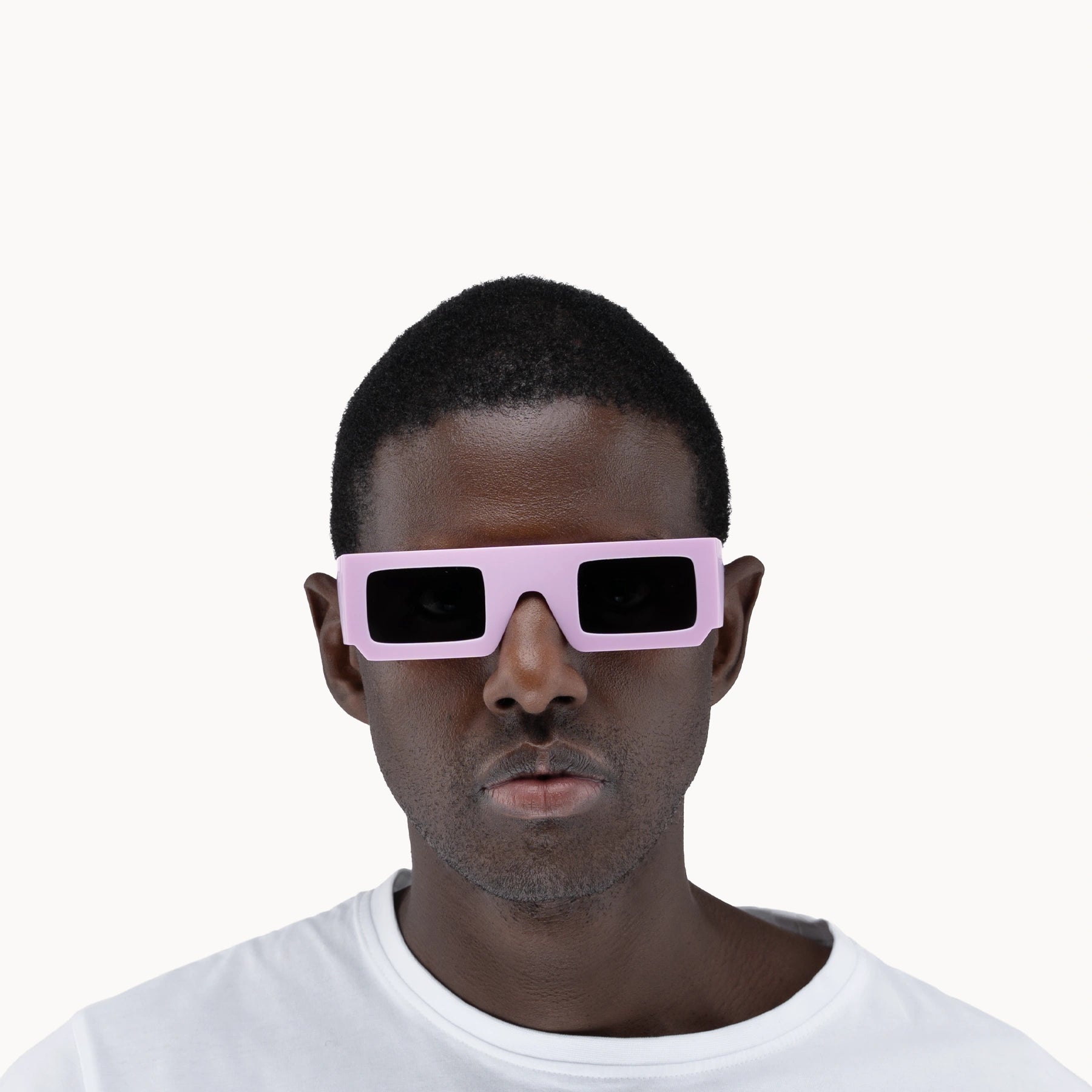 Mannlig modell med ikoniske 3D-inspirerte rosa retro solbriller fra VIDAR EYEWEAR.