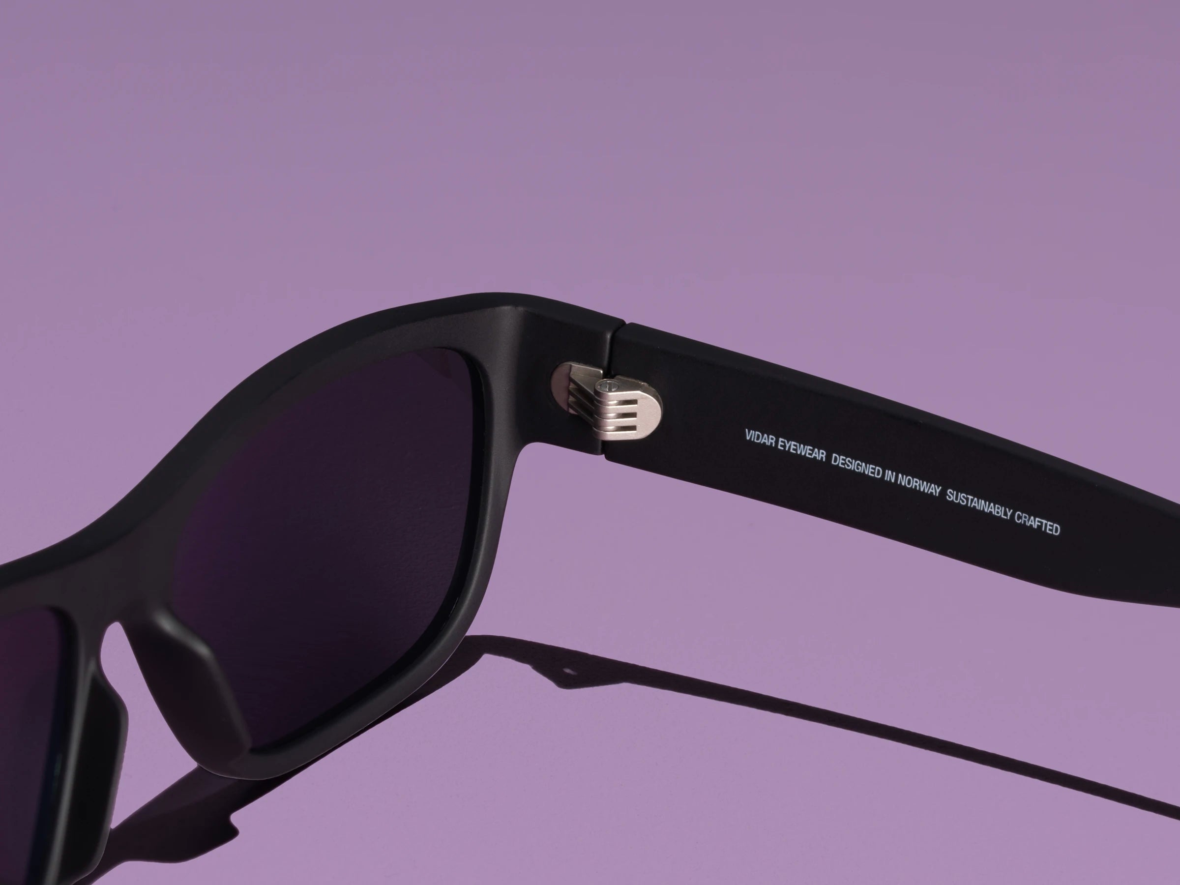 Nærbilde av VIDAR EYEWEARs sjusylinders hengsler - som sikrer god passform - solid holdbarhet og slarkefrie stenger for varig passform.