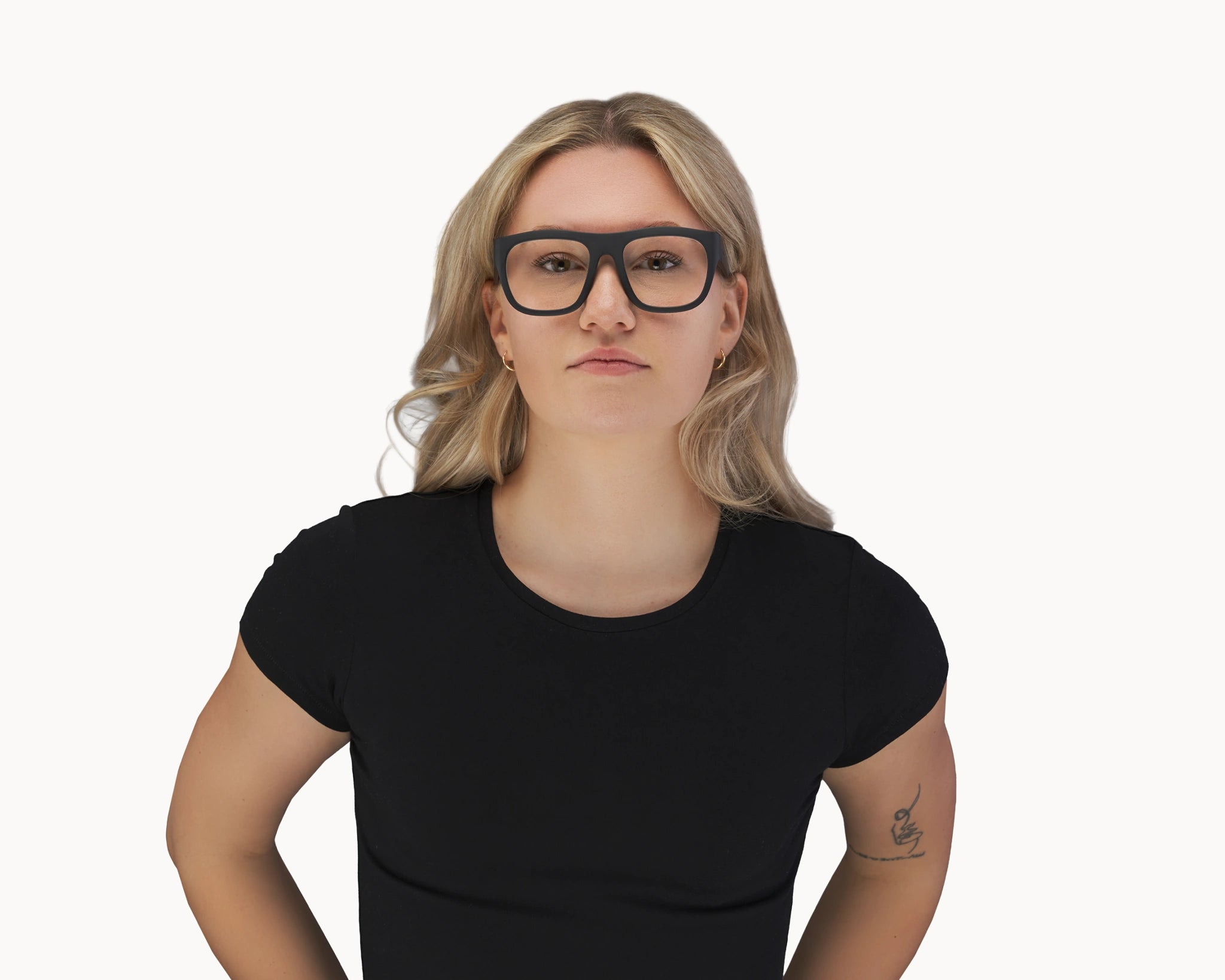 Kvinnelig modell med oversized Classic Ample bærekraftige sorte briller fra VIDAR EYEWEAR.