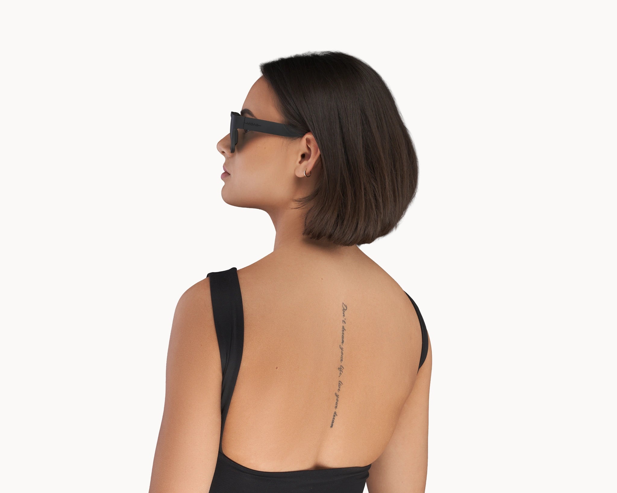 Kvinnelig modell med oversized Classic Ample bærekraftige sorte solbriller fra VIDAR EYEWEAR.