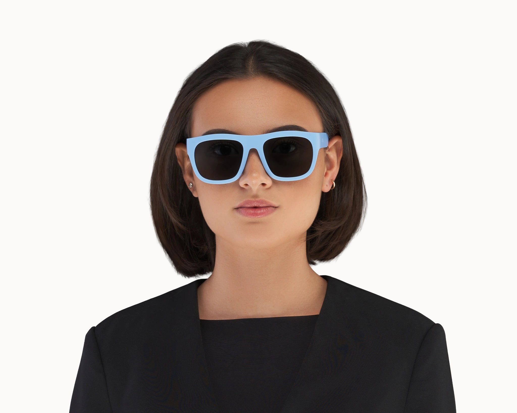 Kvinnelig modell med oversized Classic Ample bærekraftige blå solbriller fra VIDAR EYEWEAR.