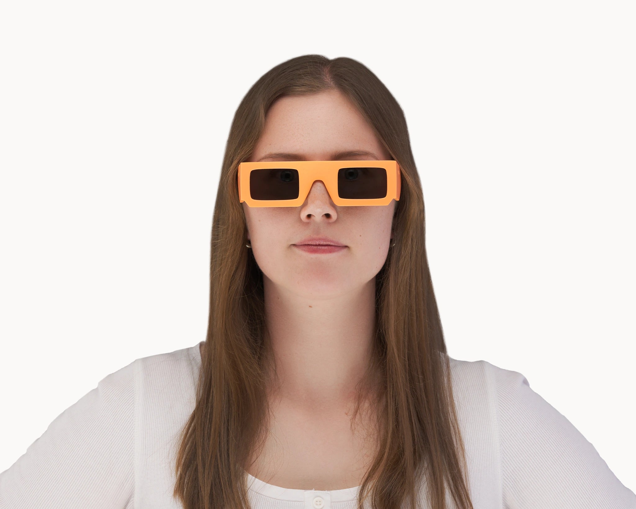 Kvinnelig modell med ikoniske 3D-inspirerte oransje retro-solbriller fra VIDAR EYEWEAR.