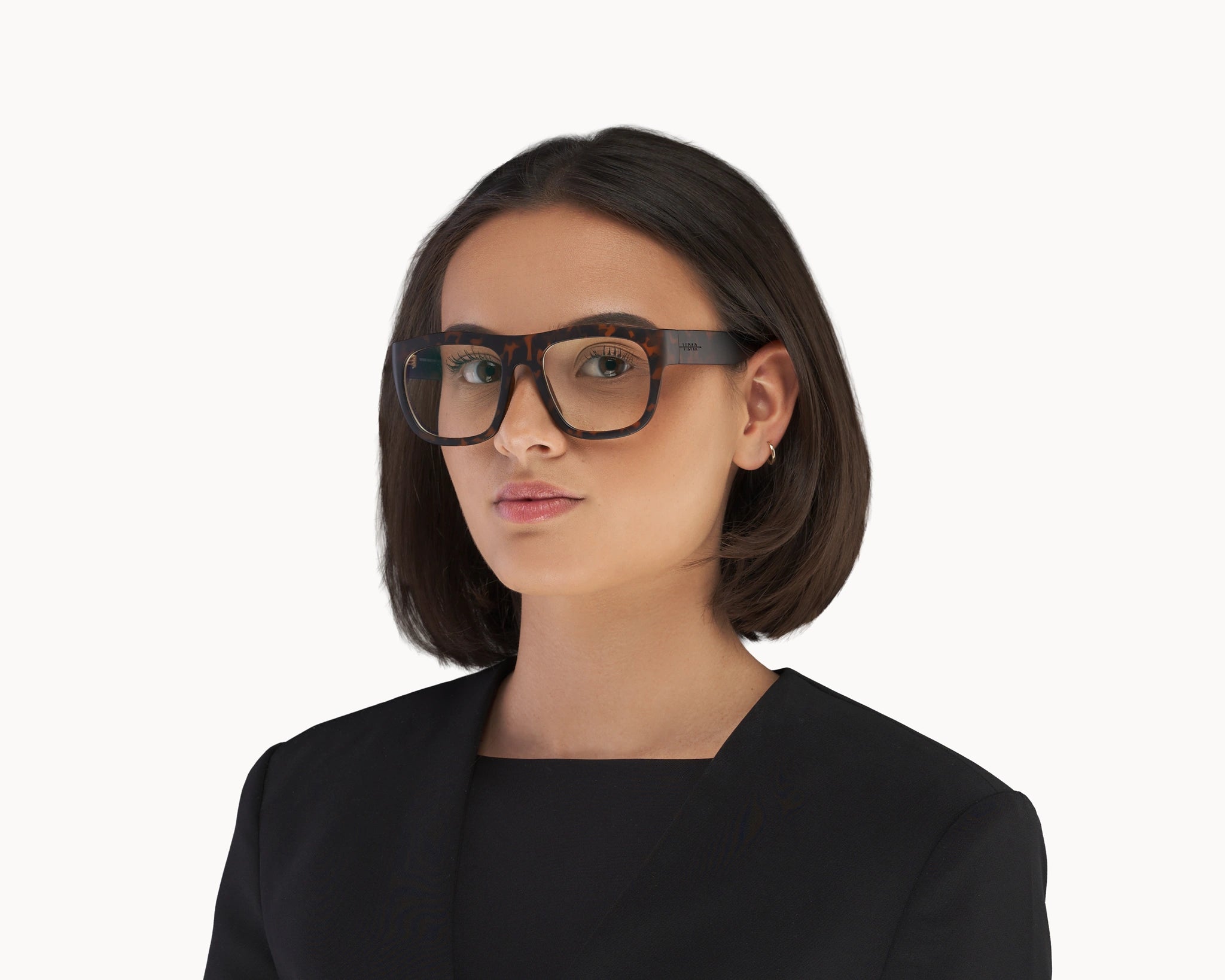 Kvinnelig modell med oversized Classic Ample bærekraftige tortoise briller fra VIDAR EYEWEAR.