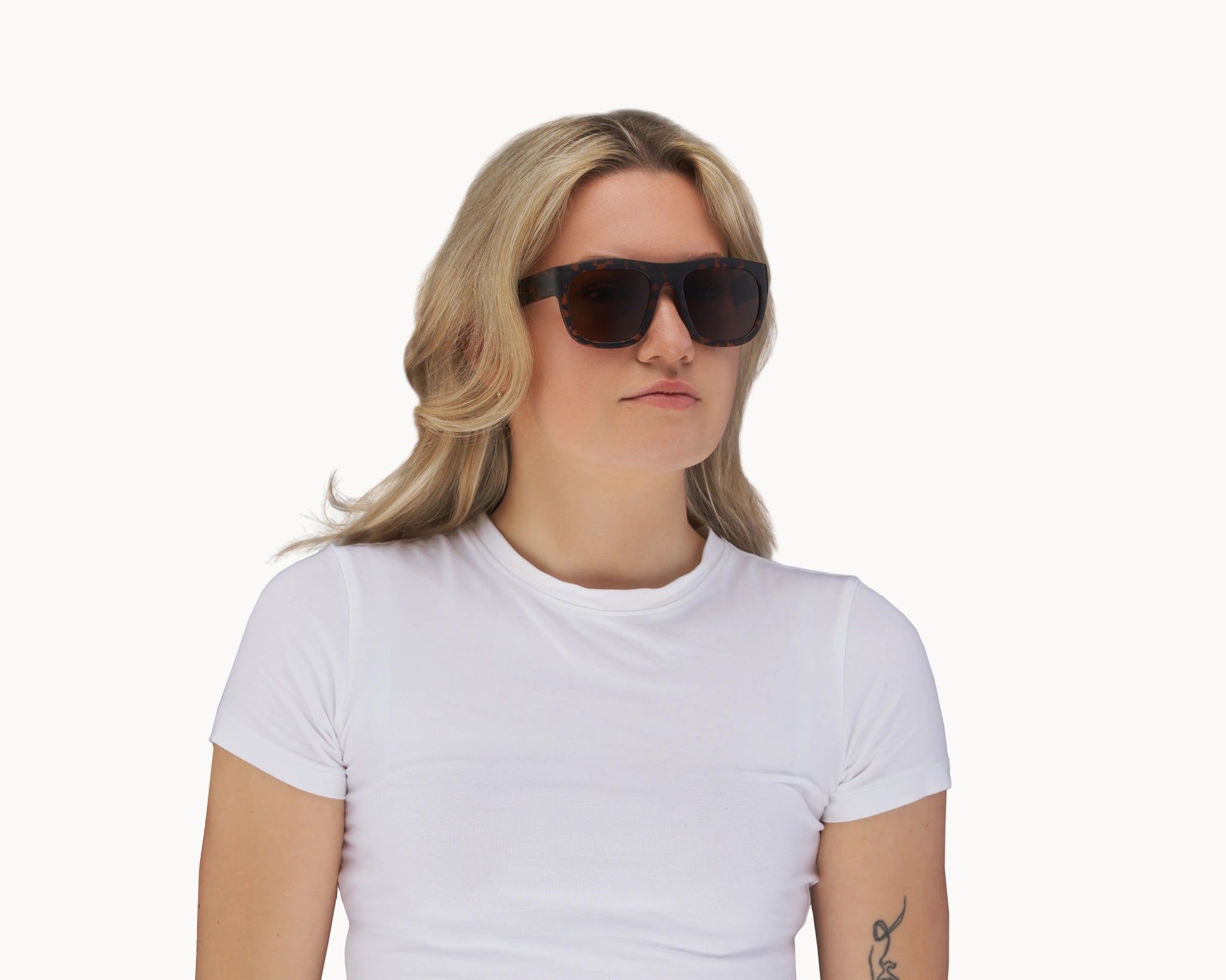 Kvinnelig modell med oversized Classic Ample bærekraftige tortoise solbriller fra VIDAR EYEWEAR.