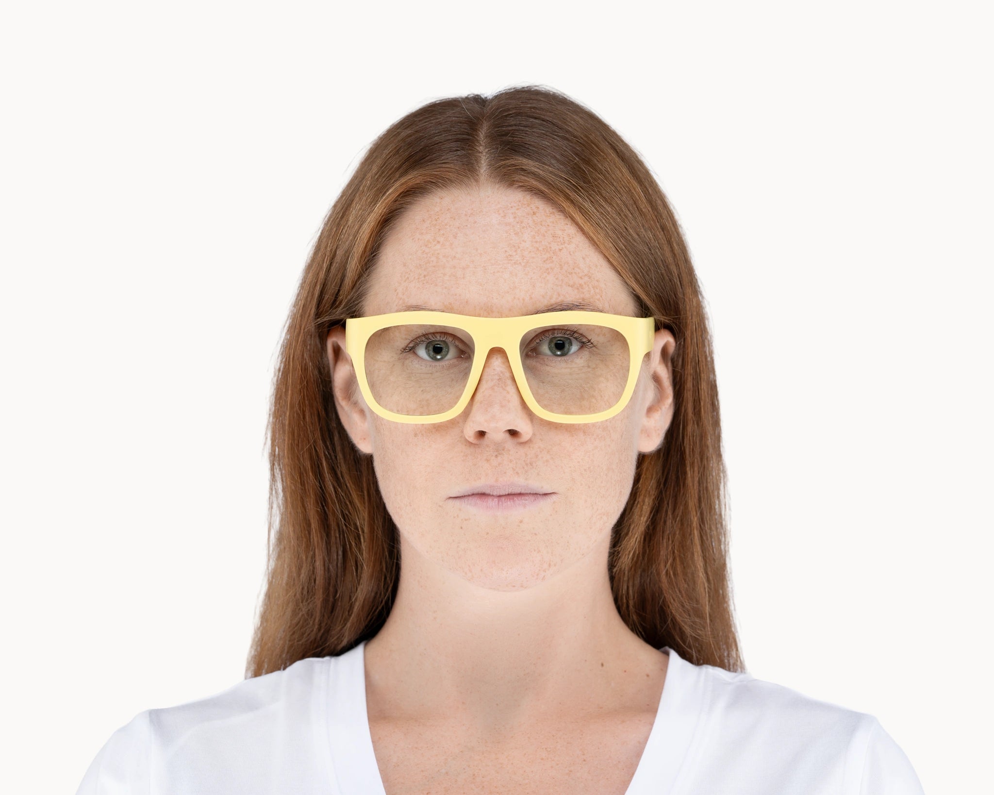 Kvinnelig modell med oversized Classic Ample bærekraftige gule briller fra VIDAR EYEWEAR.