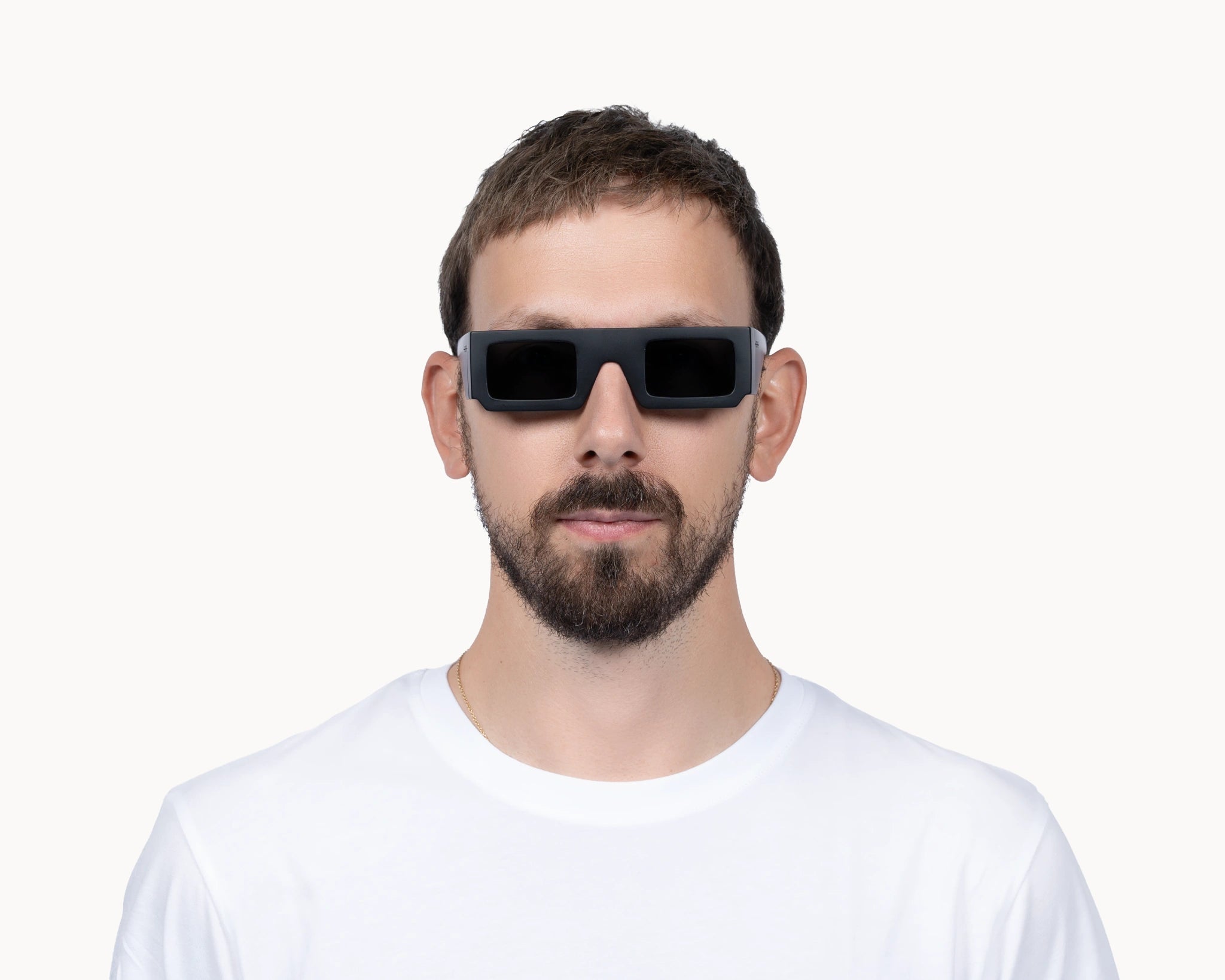 Mannlig modell med ikoniske 3D-inspirerte sorte retro-solbriller fra VIDAR EYEWEAR.