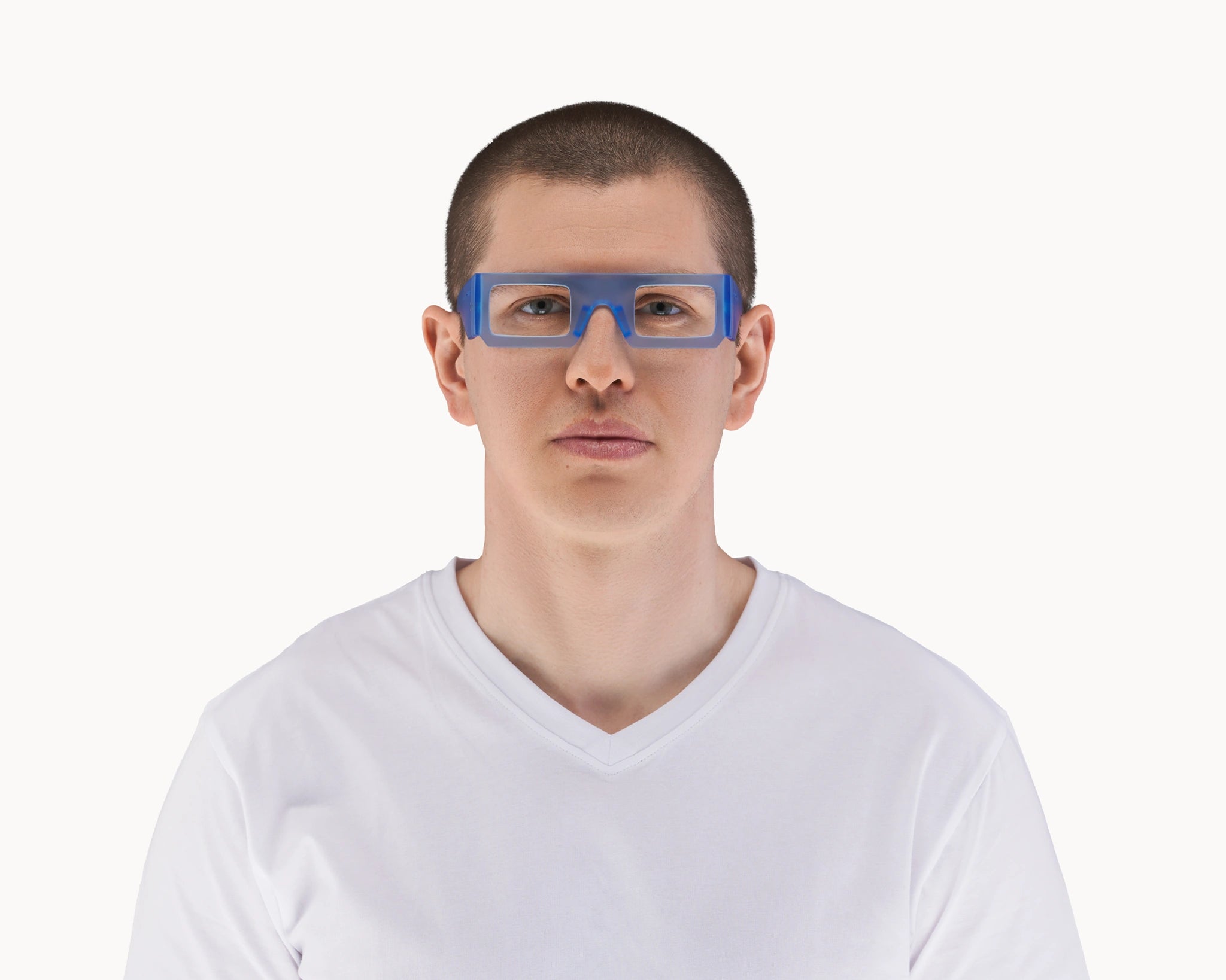 Mannlig modell med ikoniske 3D-inspirerte blå retro-briller fra VIDAR EYEWEAR.