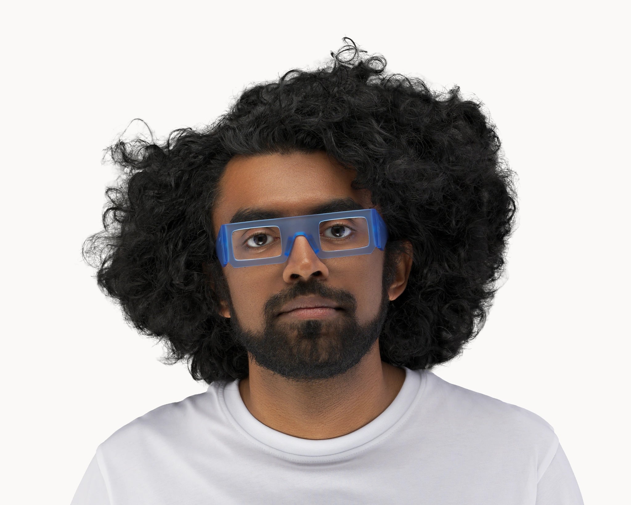 Mannlig modell med ikoniske 3D-inspirerte blå retro-briller fra VIDAR EYEWEAR.