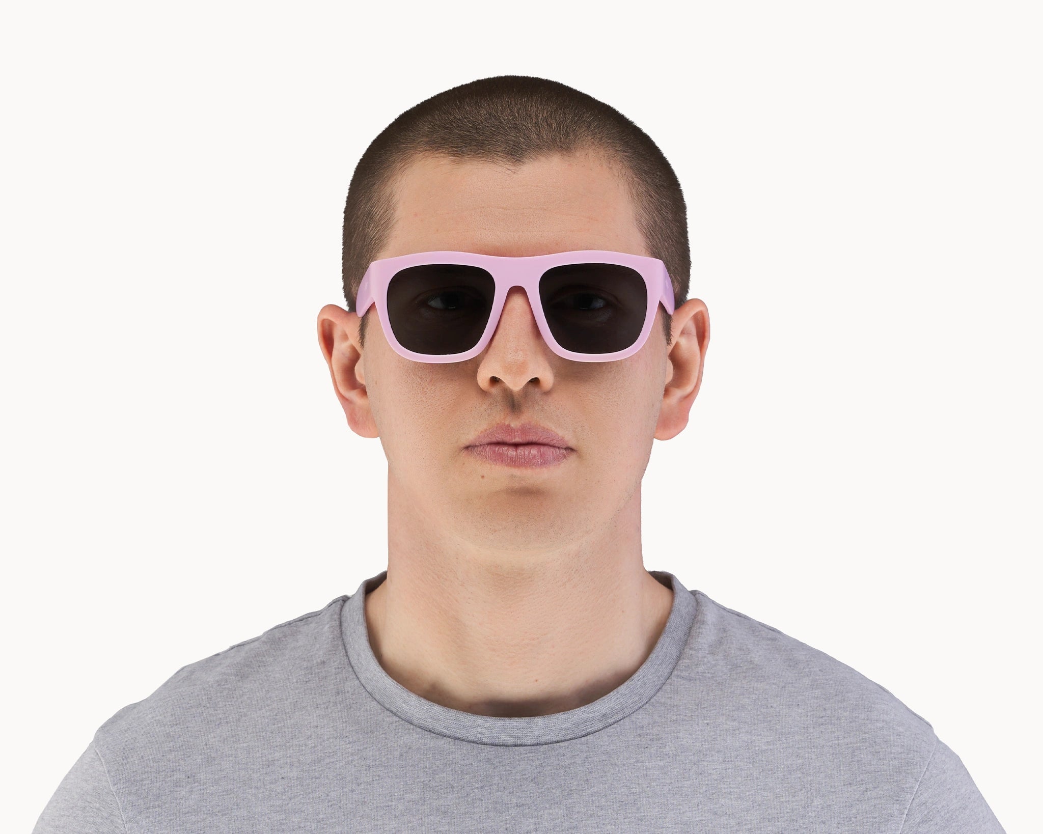 Mannlig modell med oversized Classic Ample bærekraftige rosa solbriller fra VIDAR EYEWEAR.