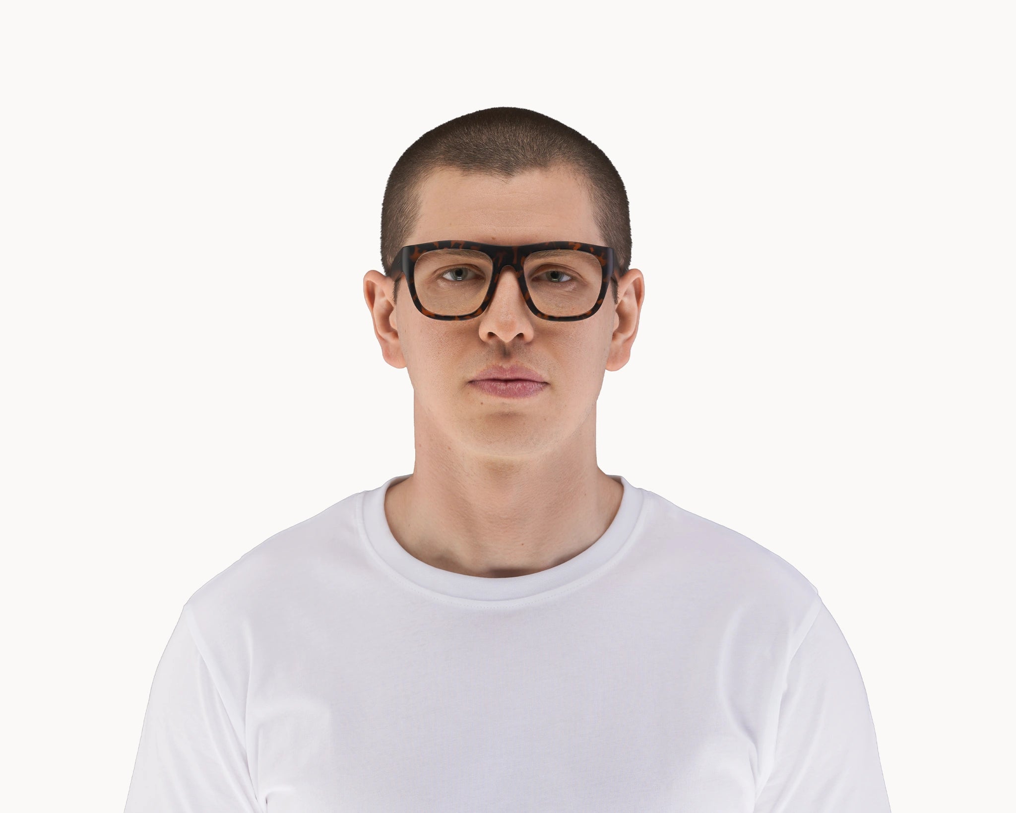 Mannlig modell med oversized Classic Ample bærekraftige tortoise briller fra VIDAR EYEWEAR.