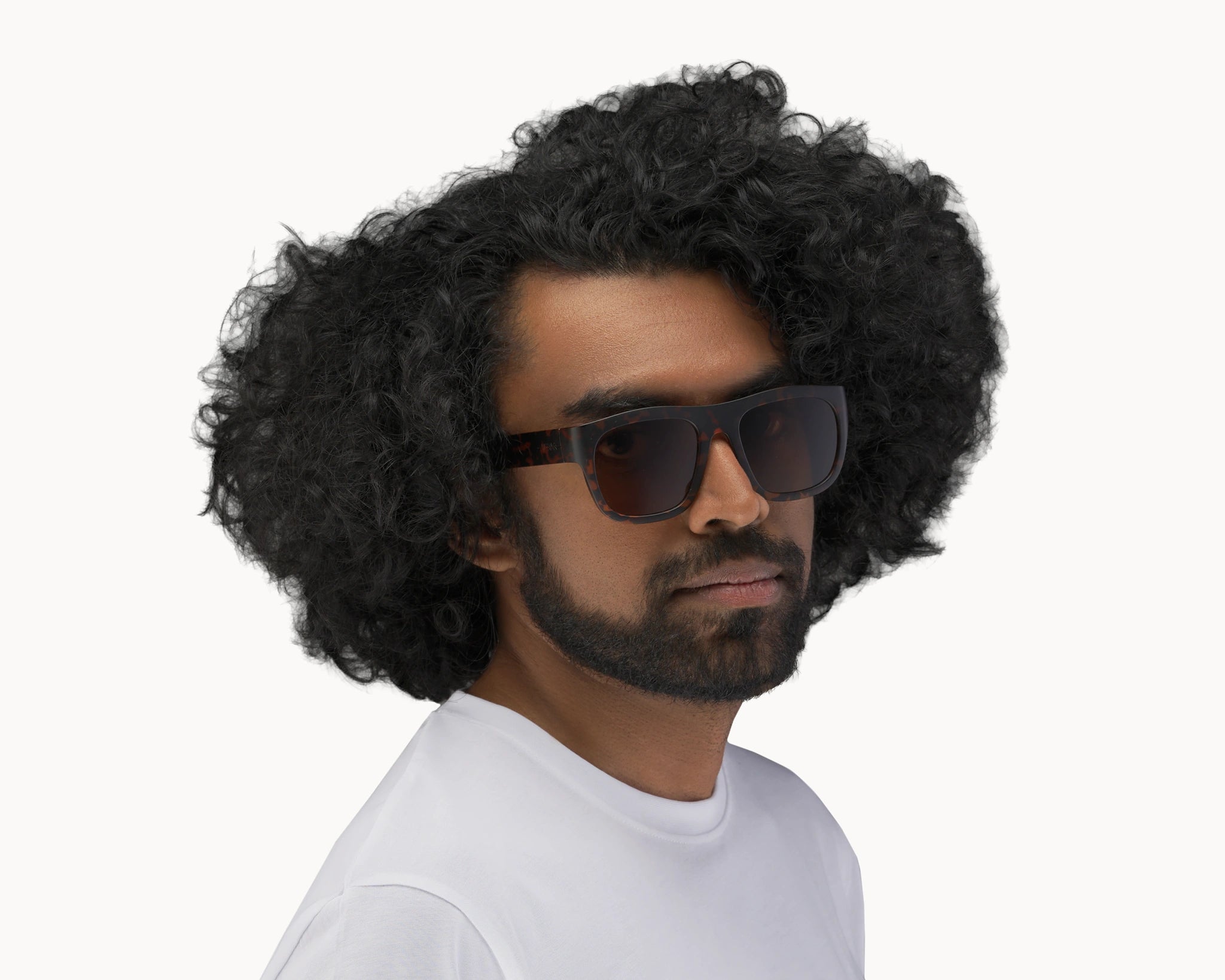 Mannlig modell med oversized Classic Ample bærekraftige tortoise solbriller fra VIDAR EYEWEAR.