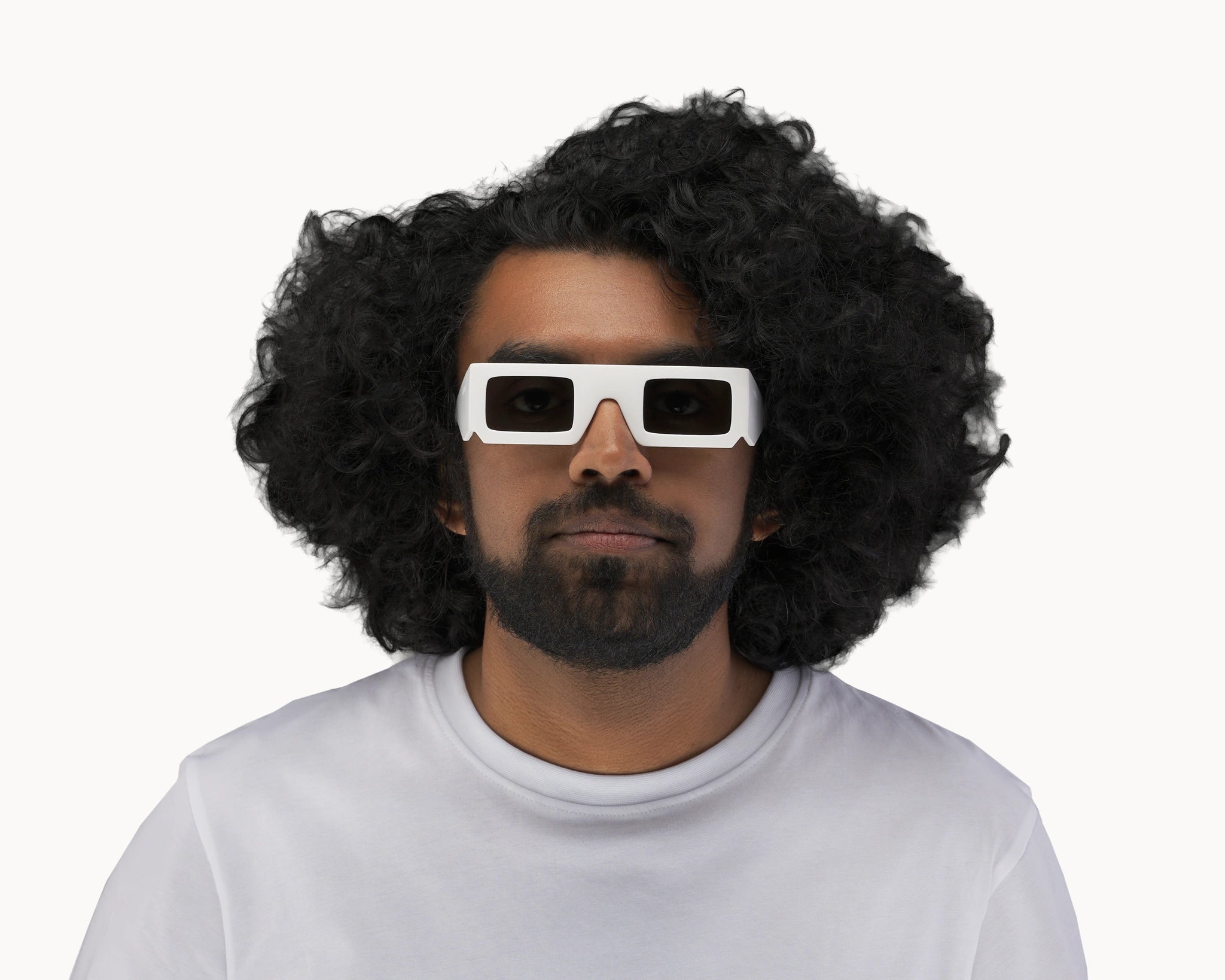 Mannlig modell med ikoniske 3D-inspirerte hvite retro-solbriller fra VIDAR EYEWEAR.