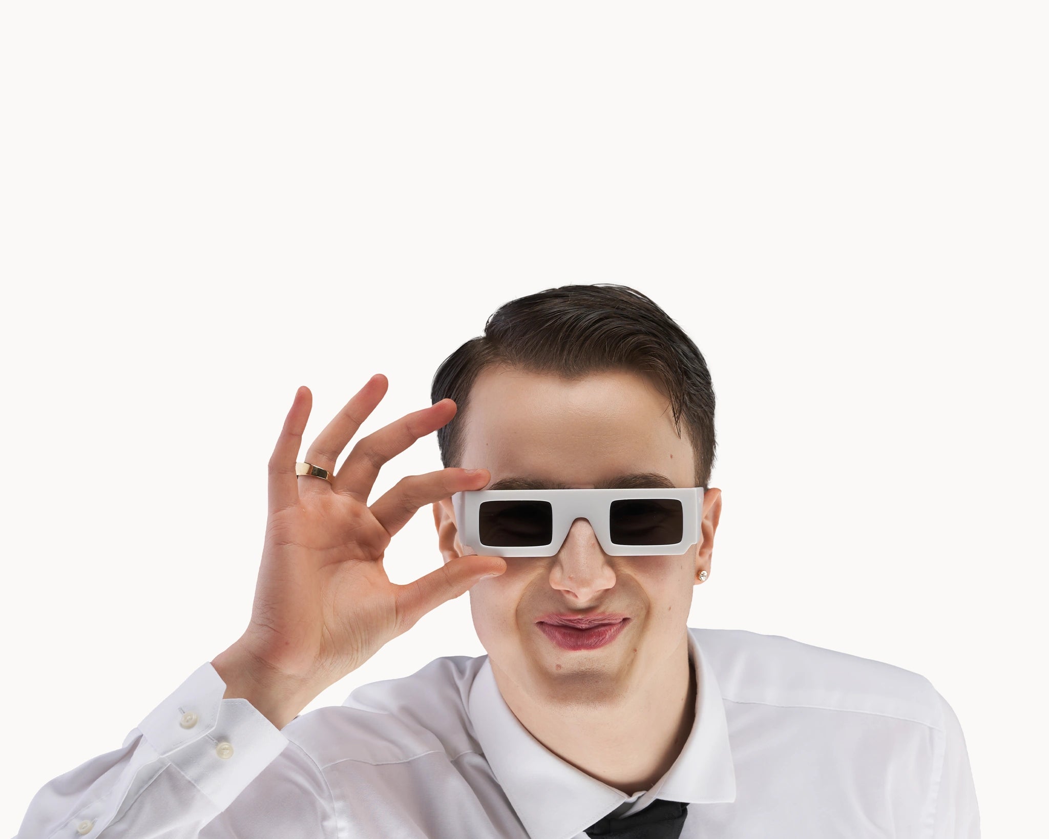 Mannlig modell med ikoniske 3D-inspirerte hvite retro-solbriller fra VIDAR EYEWEAR.