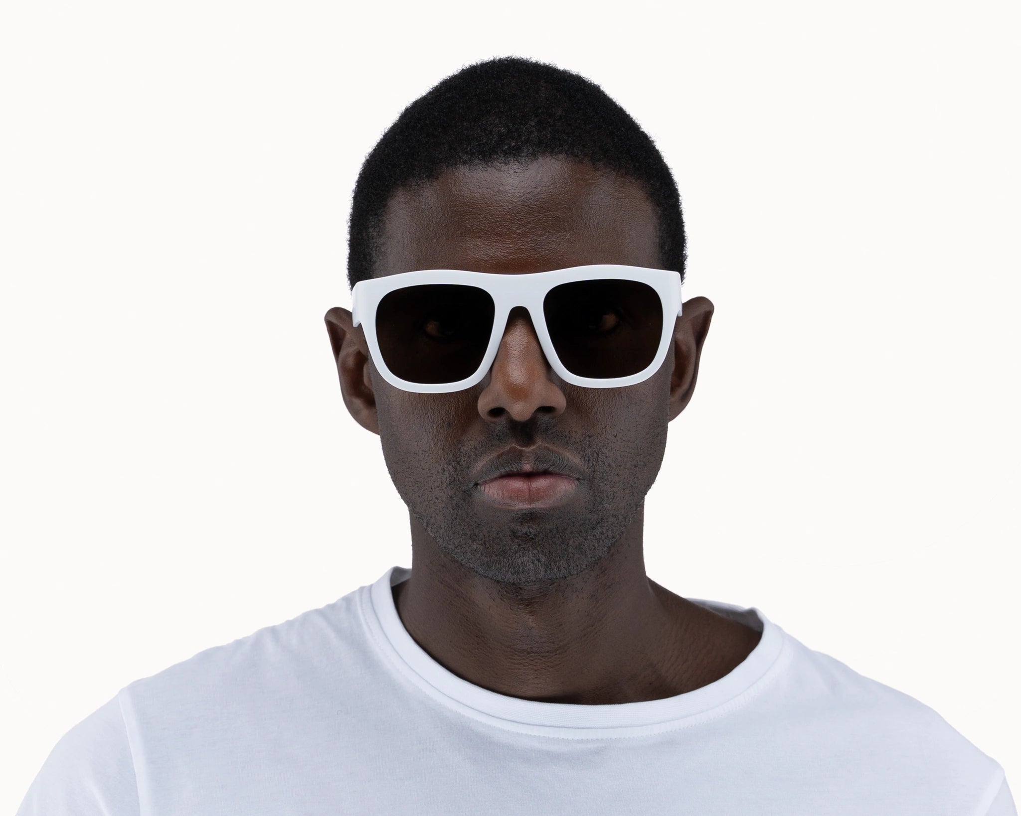 Mannlig modell med oversized Classic Ample bærekraftige hvite solbriller fra VIDAR EYEWEAR.