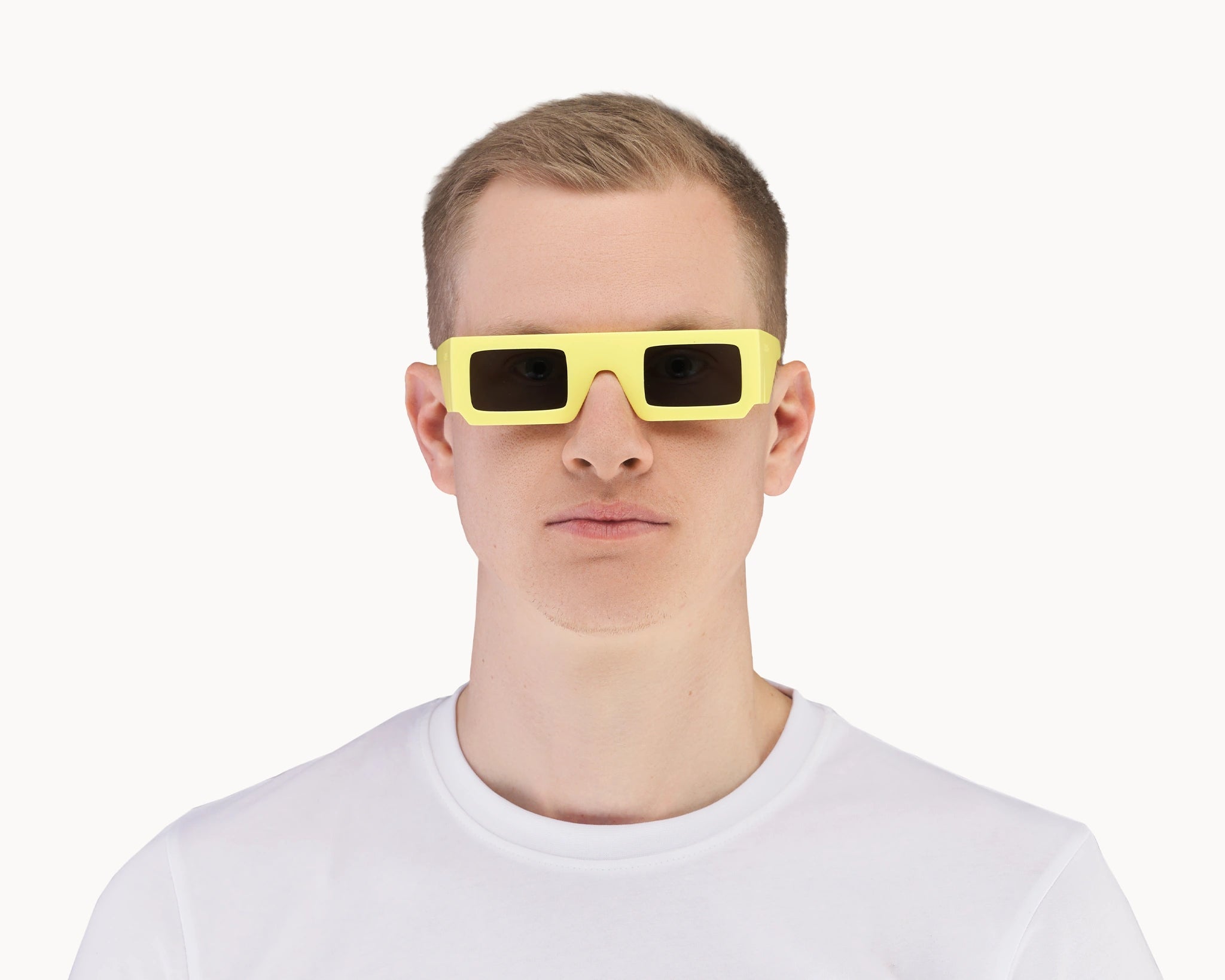 Mannlig modell med ikoniske 3D-inspirerte gule retro-solbriller fra VIDAR EYEWEAR.