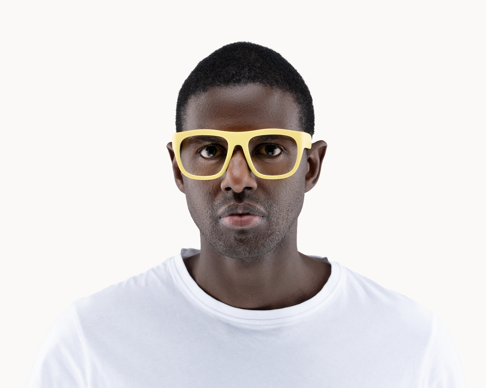 Mannlig modell med oversized Classic Ample bærekraftige gule briller fra VIDAR EYEWEAR.