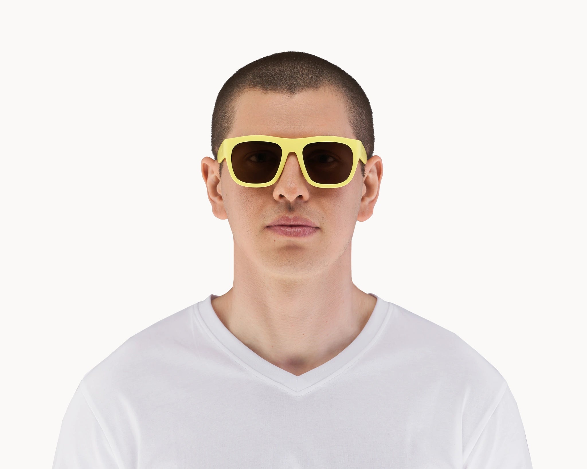 Mannlig modell med oversized Classic Ample bærekraftige gule solbriller fra VIDAR EYEWEAR.