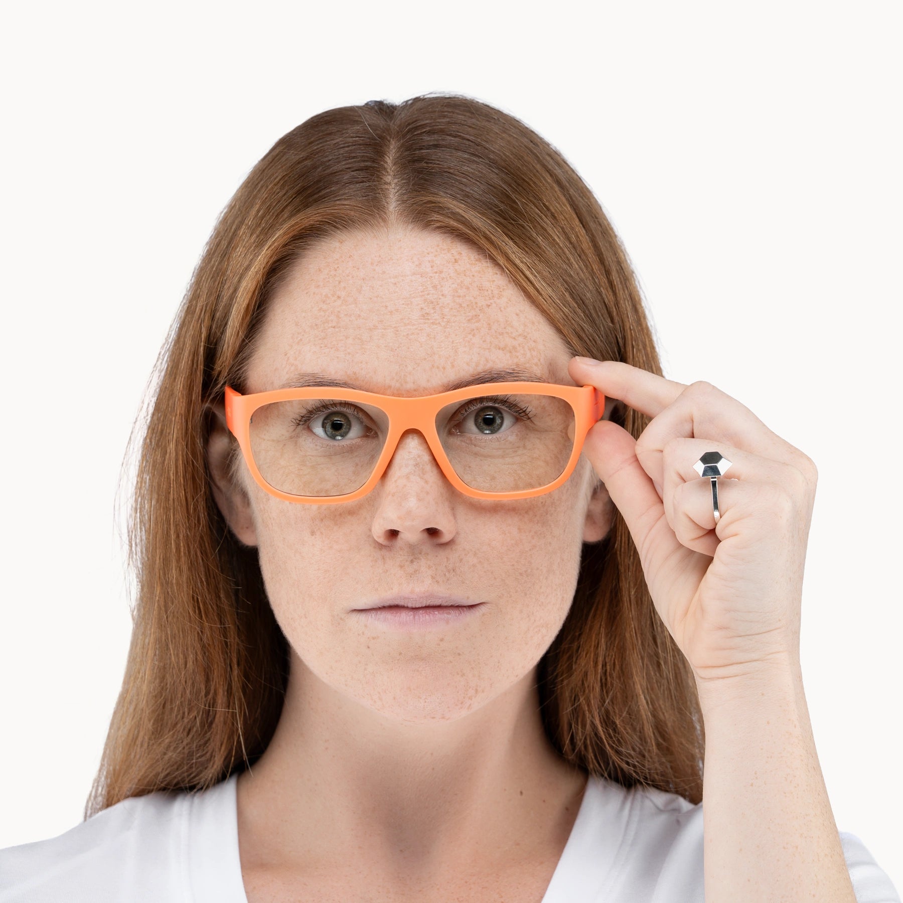 Kvinnelig modell med rødt hår og sofistikerte Classic Petit briller fra VIDAR EYEWEAR.