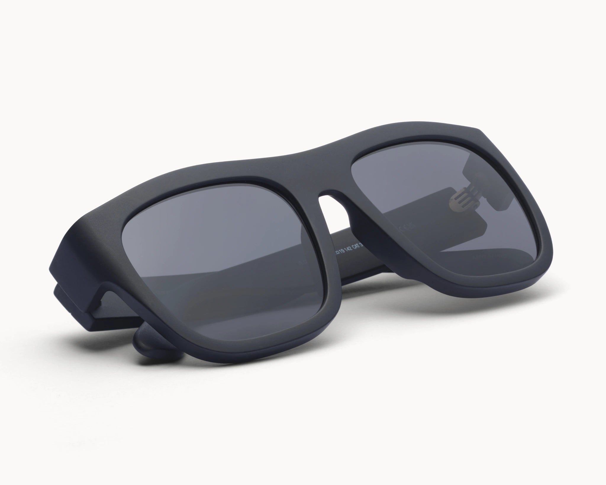Bærekraftige Classic Ample oversized sorte solbriller fra VIDAR EYEWEAR med grå glass