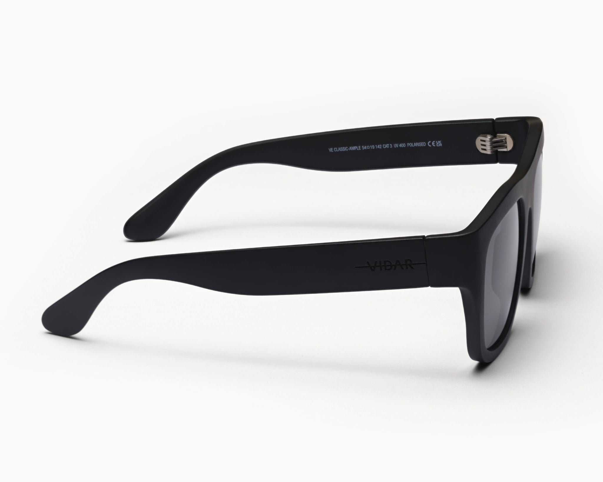 Bærekraftige Classic Ample oversized sorte solbriller fra VIDAR EYEWEAR med grå glass