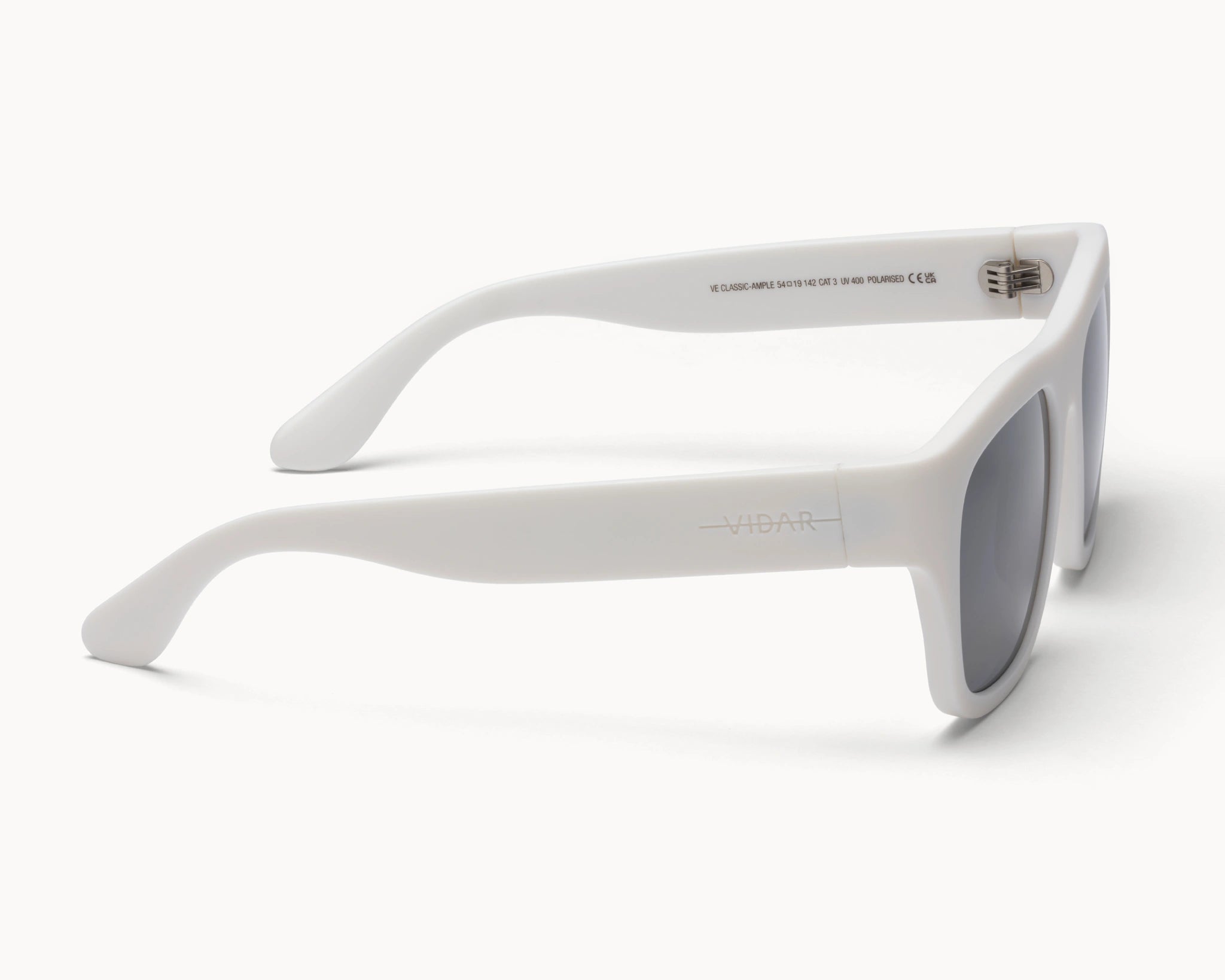 Bærekraftige Classic Ample oversized hvite solbriller fra VIDAR EYEWEAR med grå glass