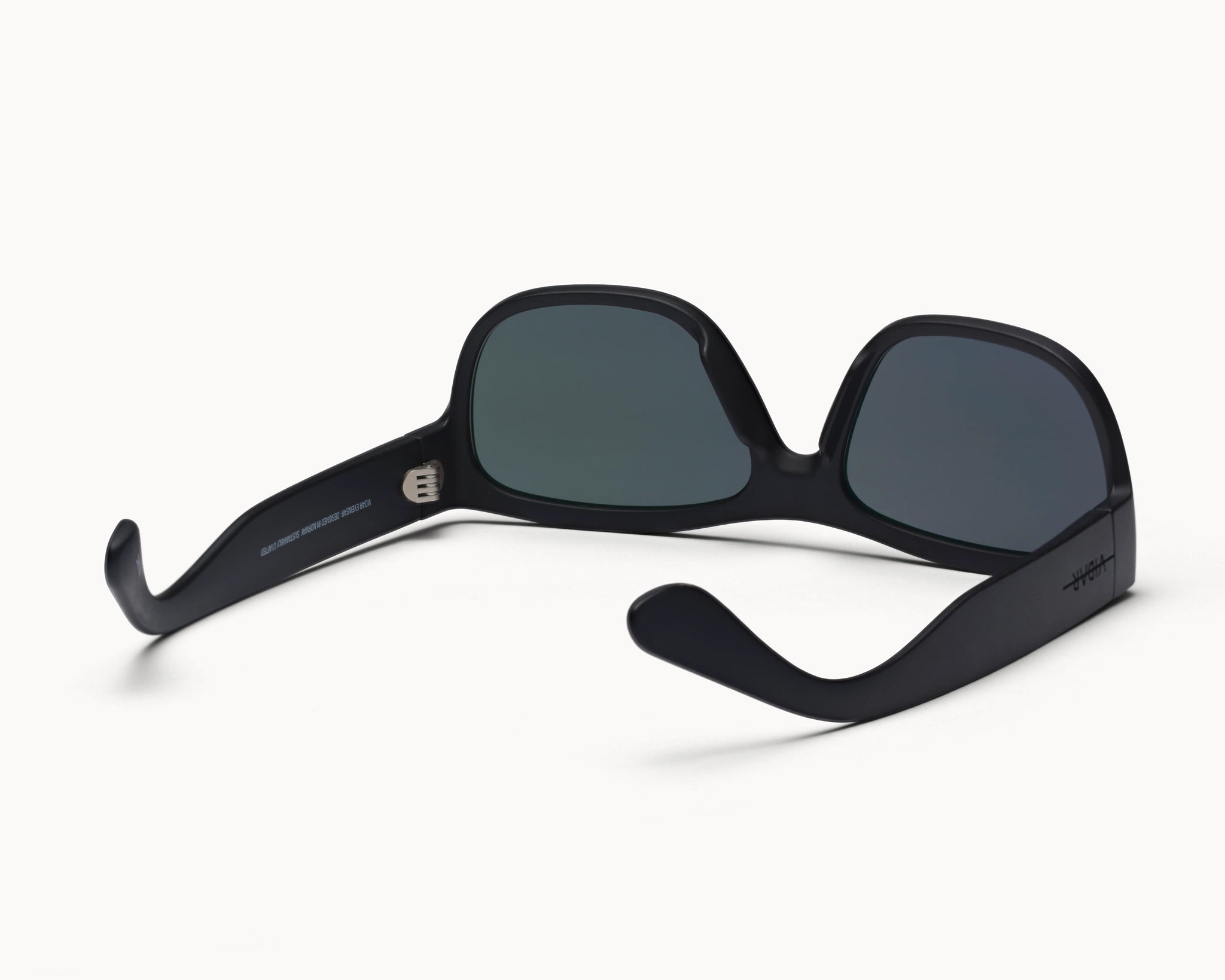 VIDAR EYEWEARs sofistikerte og bærekraftige Classic Petit solbriller i sort med grå glass