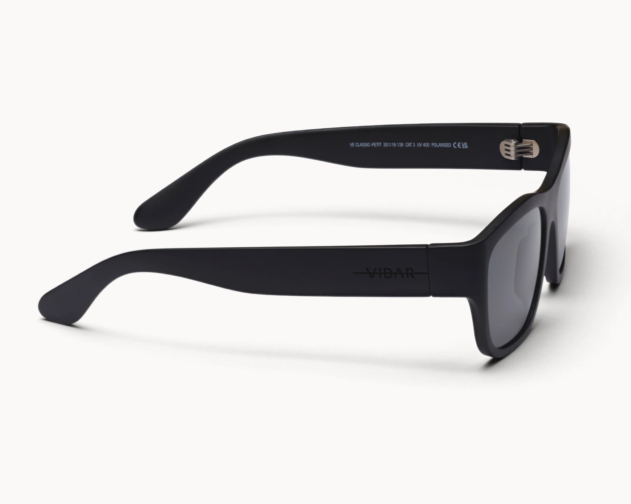 VIDAR EYEWEARs sofistikerte og bærekraftige Classic Petit solbriller i sort med grå glass