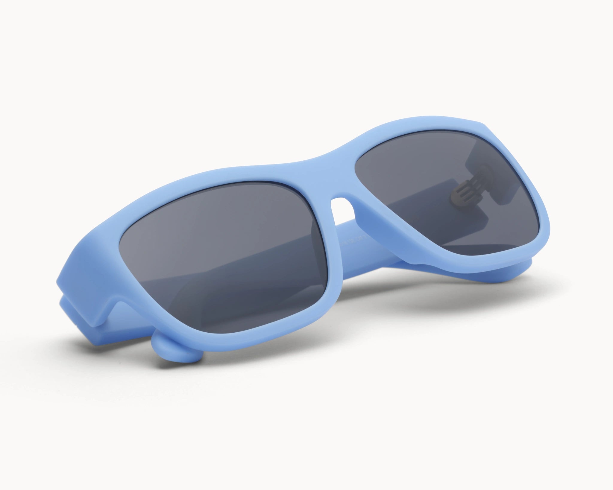 VIDAR EYEWEARs sofistikerte og bærekraftige Classic Petit solbriller i blå med grå glass