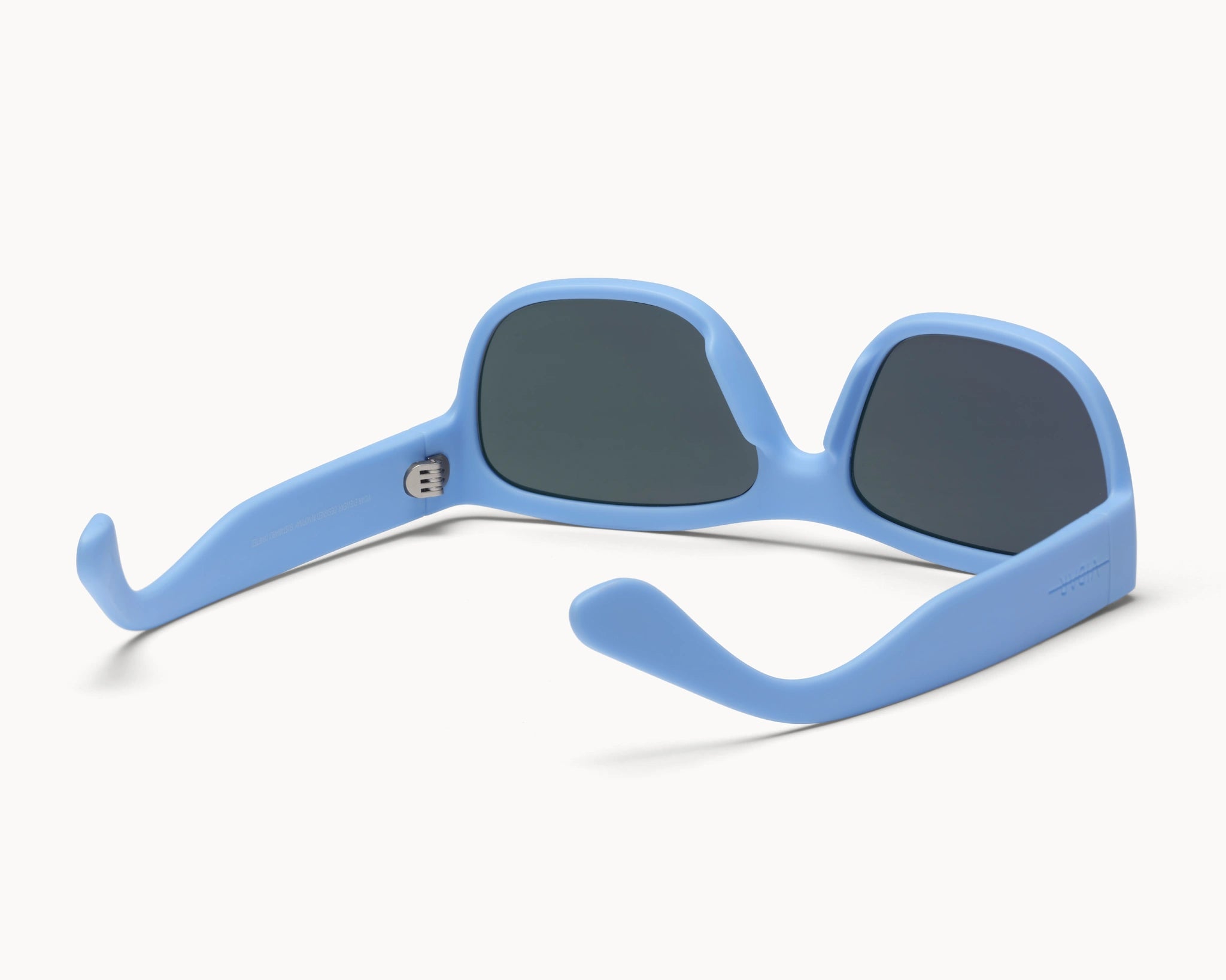 VIDAR EYEWEARs sofistikerte og bærekraftige Classic Petit solbriller i blå med grå glass