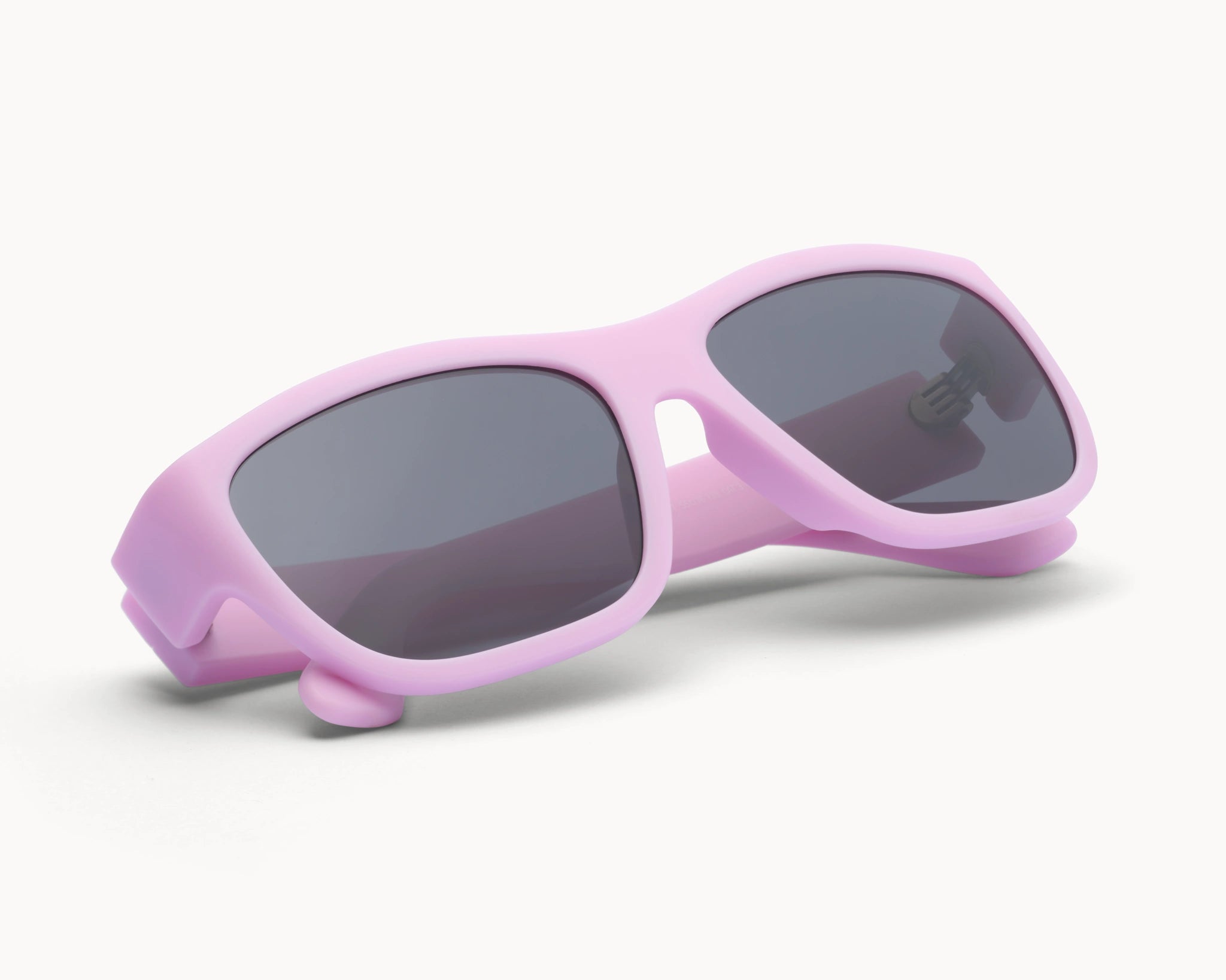 VIDAR EYEWEARs sofistikerte og bærekraftige Classic Petit solbriller i rosa med grå glass