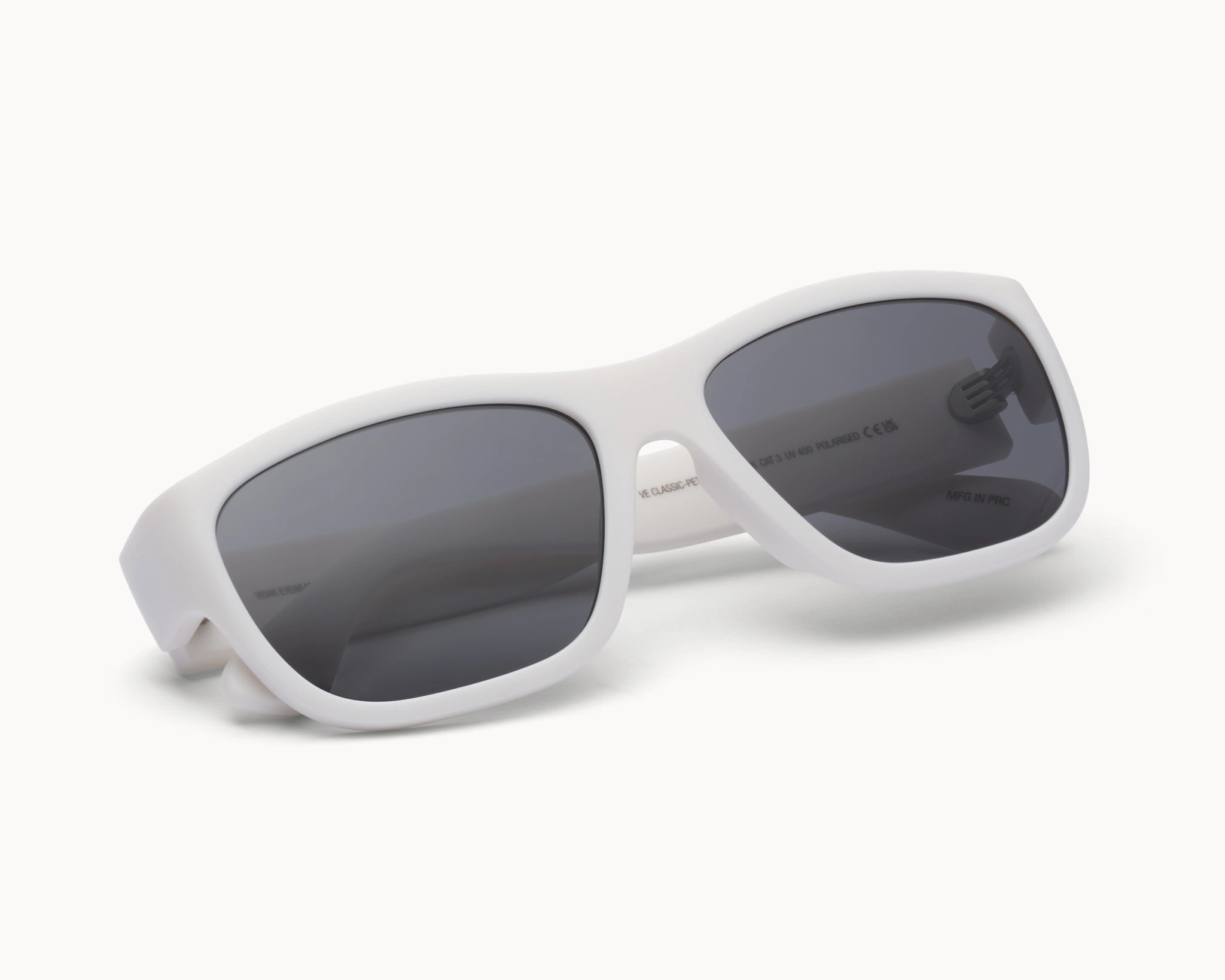 VIDAR EYEWEARs sofistikerte og bærekraftige Classic Petit solbriller i hvit med grå glass