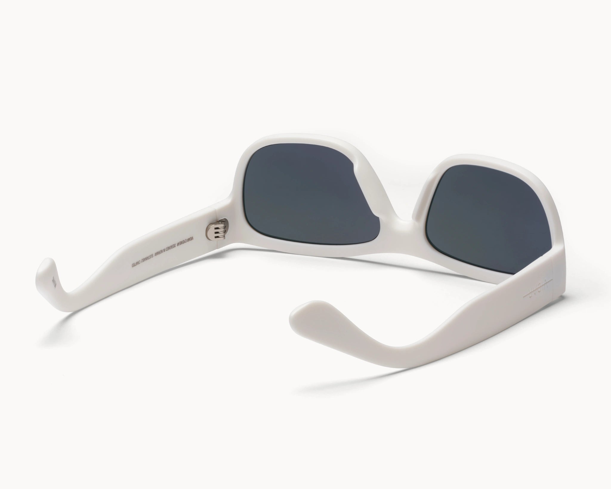 VIDAR EYEWEARs sofistikerte og bærekraftige Classic Petit solbriller i hvit med grå glass