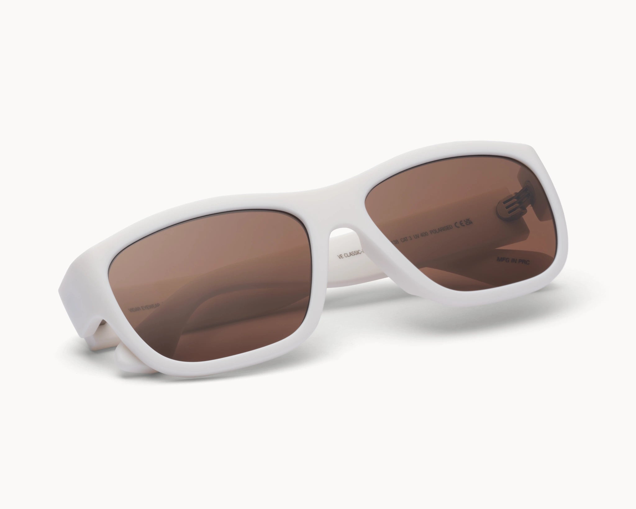 VIDAR EYEWEARs sofistikerte og bærekraftige Classic Petit solbriller i hvit med brune glass
