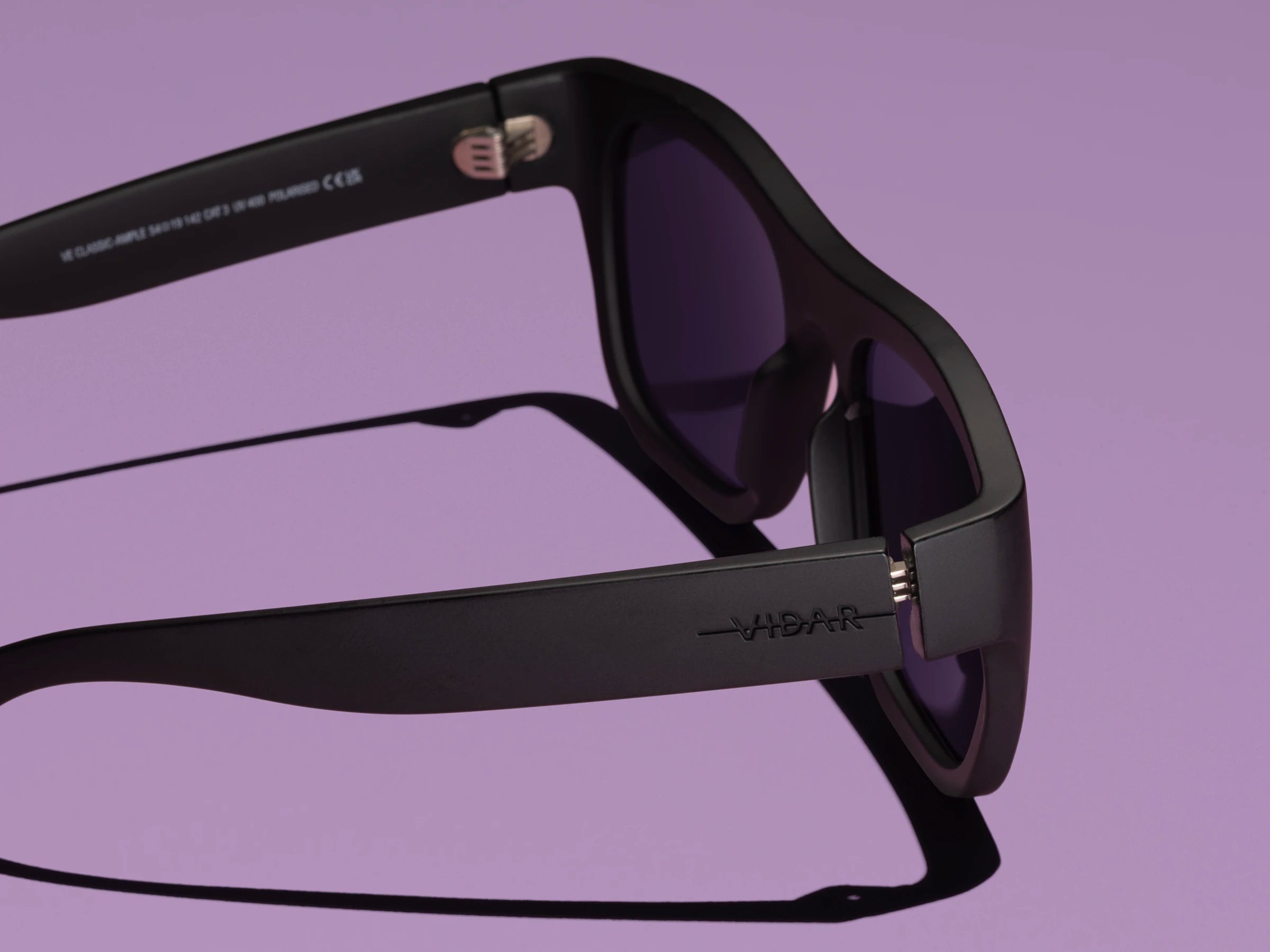 Classic Ample karakteristiske runde stangender - som forener ren nordisk estetikk med holdbarhet fra VIDAR EYEWEAR.