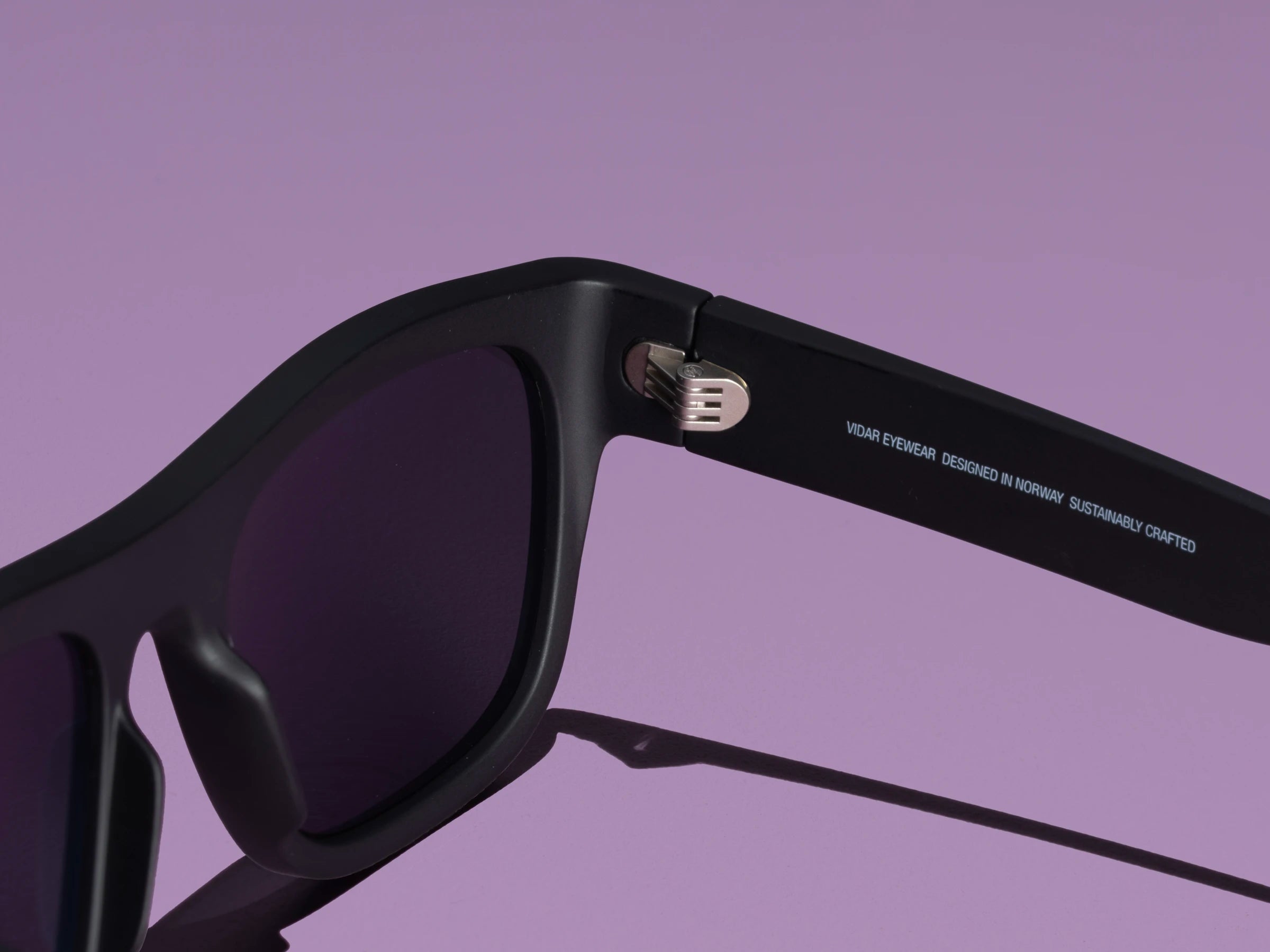 VIDAR EYEWEARs sjusylinders hengsler på Classic Ample - som sikrer god passform - solid holdbarhet og slarkefrie stenger.