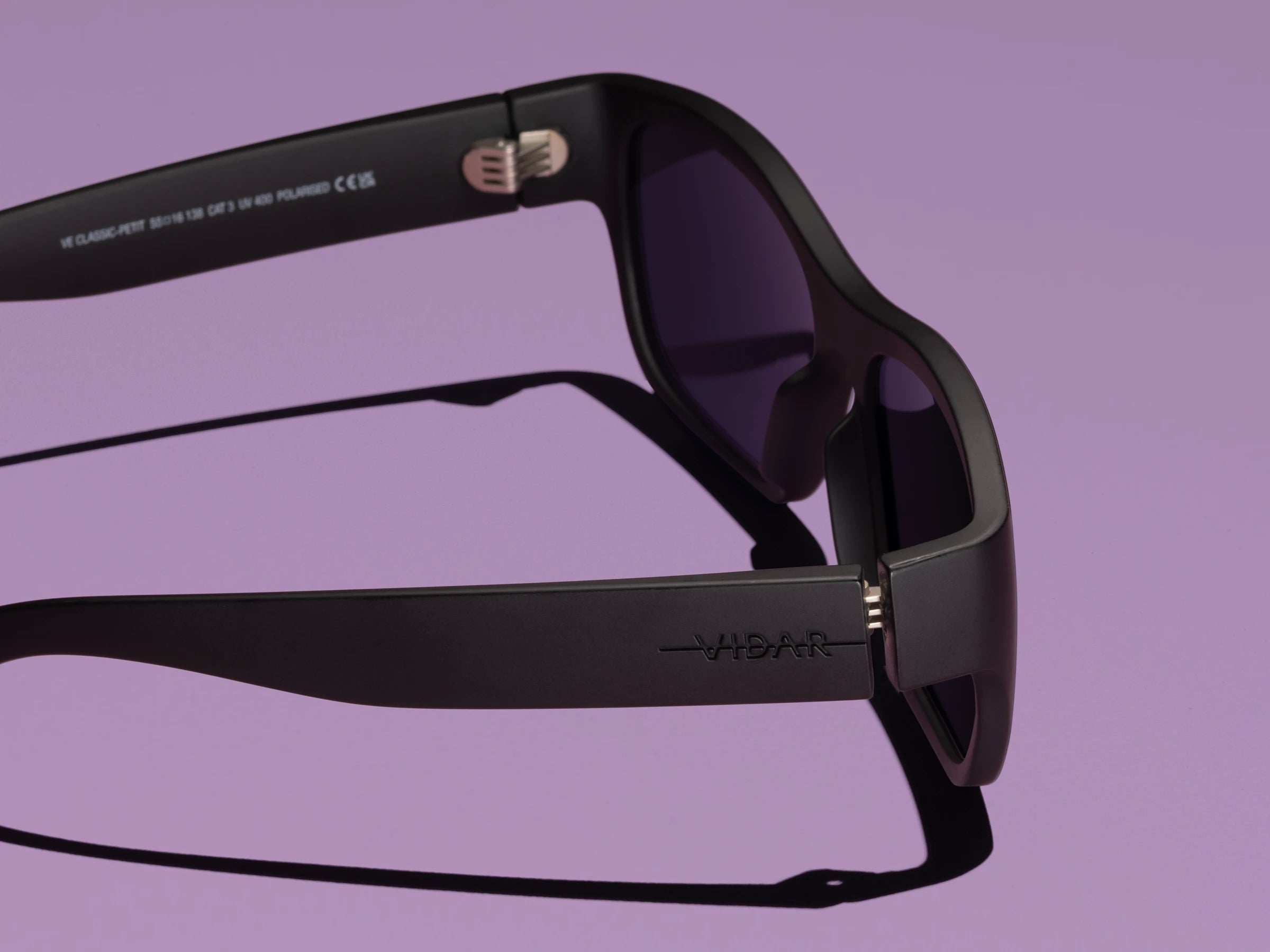 Detaljert visning av VIDAR EYEWEARs karakteristiske runde stangender - som forener ren nordisk estetikk med holdbarhet.