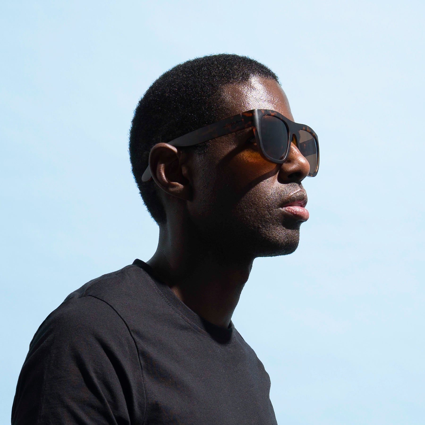 Mannlig modell med store - klassiske tortoise solbriller fra VIDAR EYEWEAR - med et dristig og fyldig design