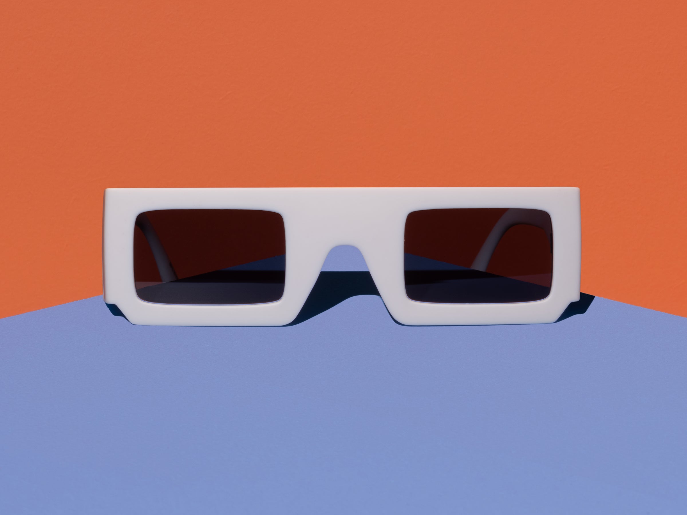Lunettes de soleil blanches iconiques 3D Nordic par VIDAR EYEWEAR - présentées sur un fond pop art vibrant.