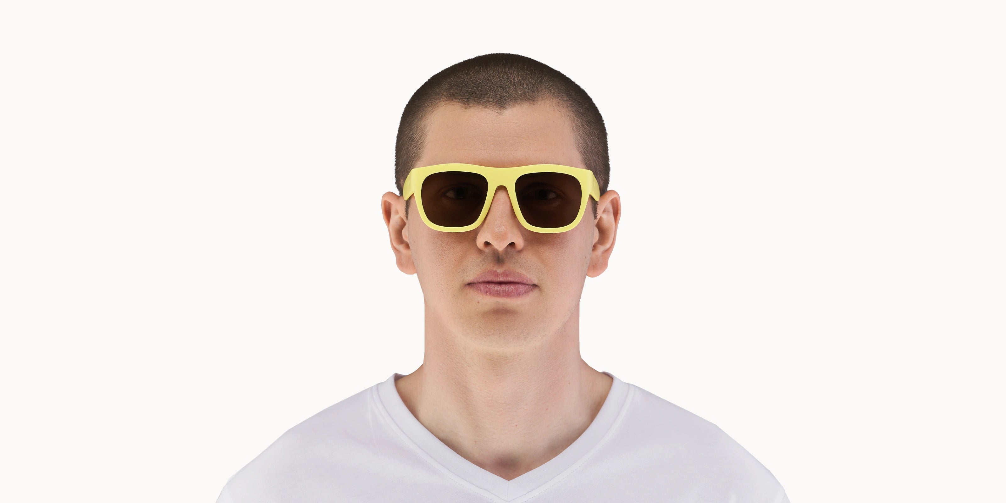 Mannlig modell med oversized Classic Ample gule solbriller laget av bærekraftige materialer fra VIDAR EYEWEAR.