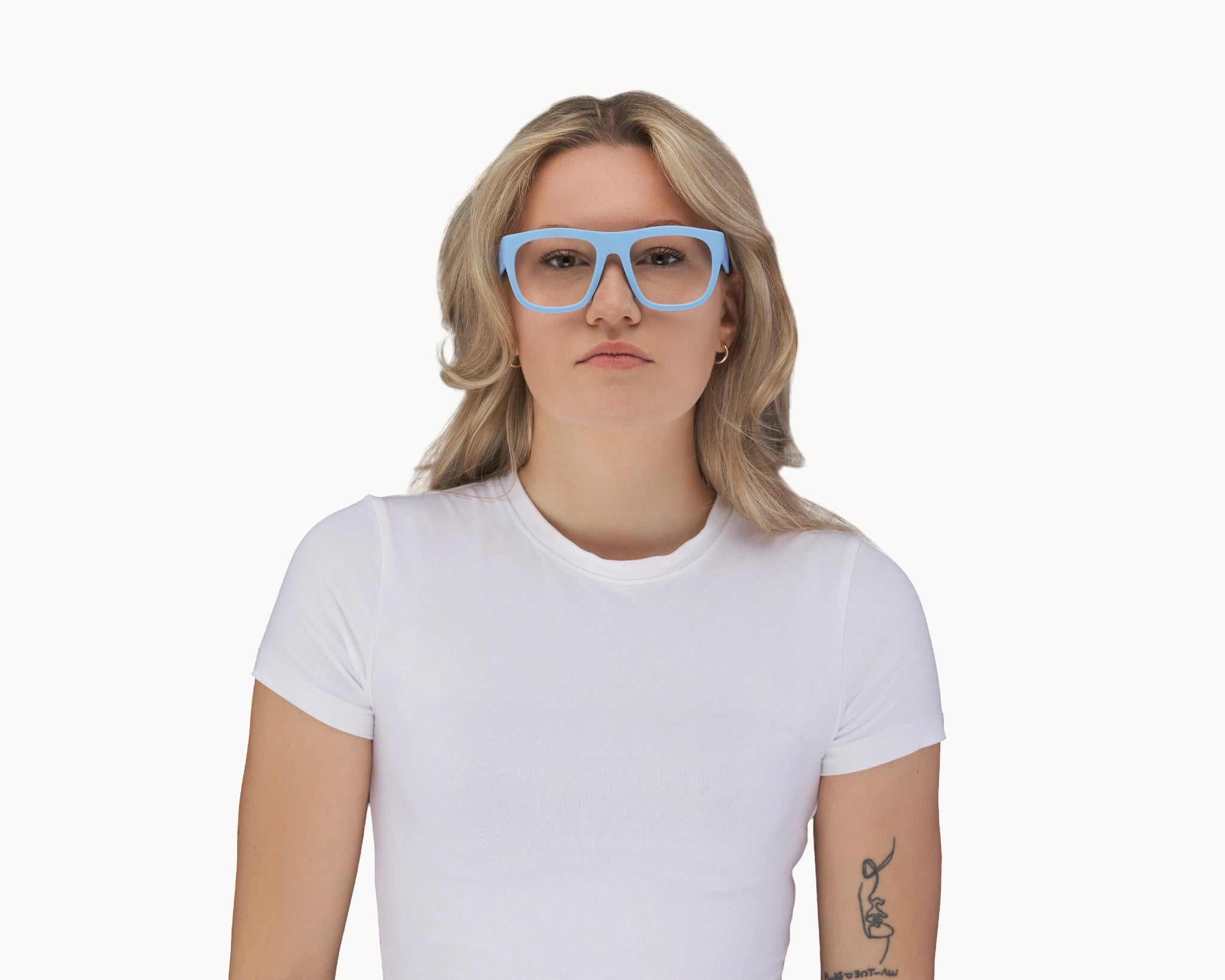 Kvinnelig modell med oversized Classic Ample bærekraftige blå briller fra VIDAR EYEWEAR.