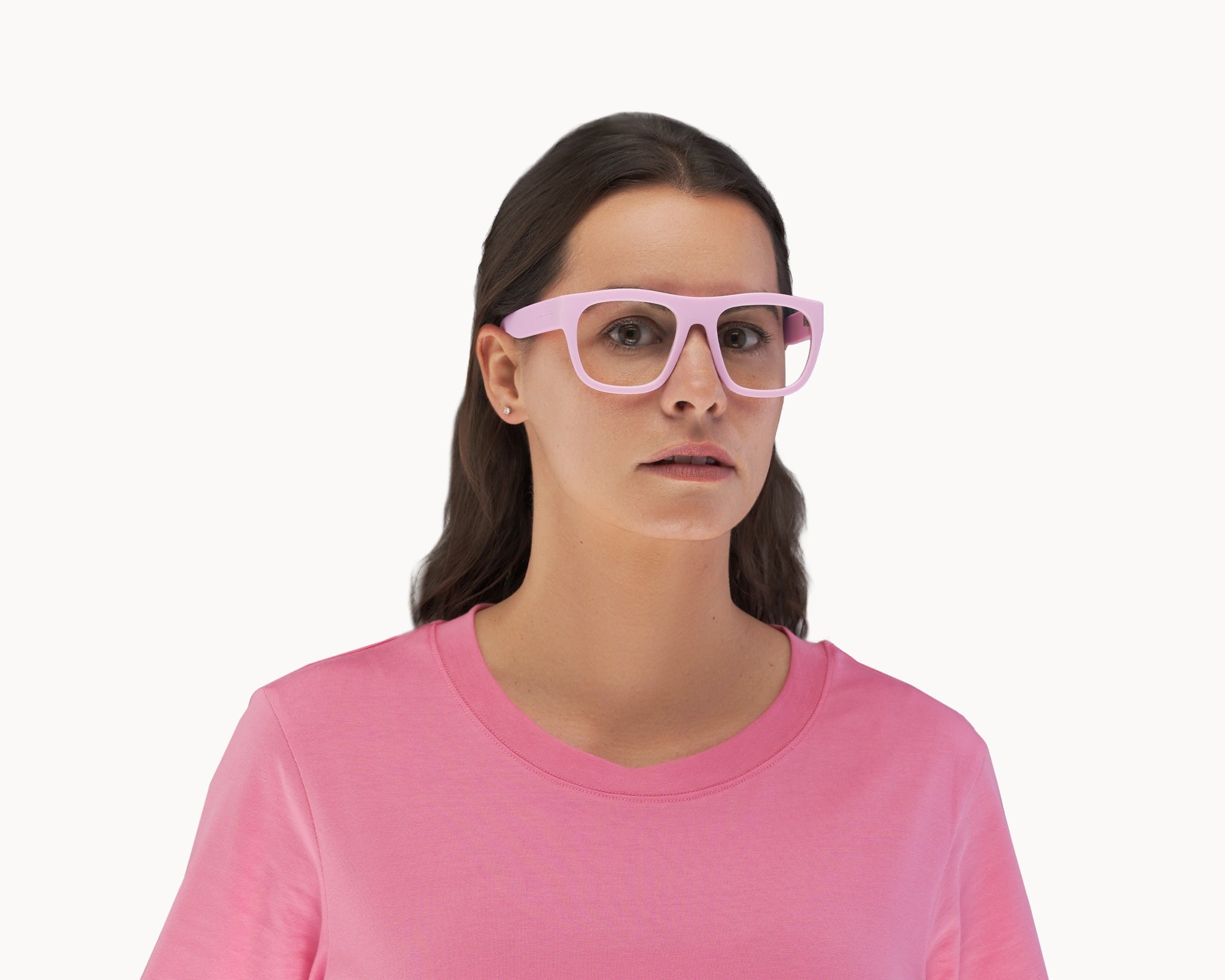 Kvinnelig modell med oversized Classic Ample bærekraftige rosa briller fra VIDAR EYEWEAR.