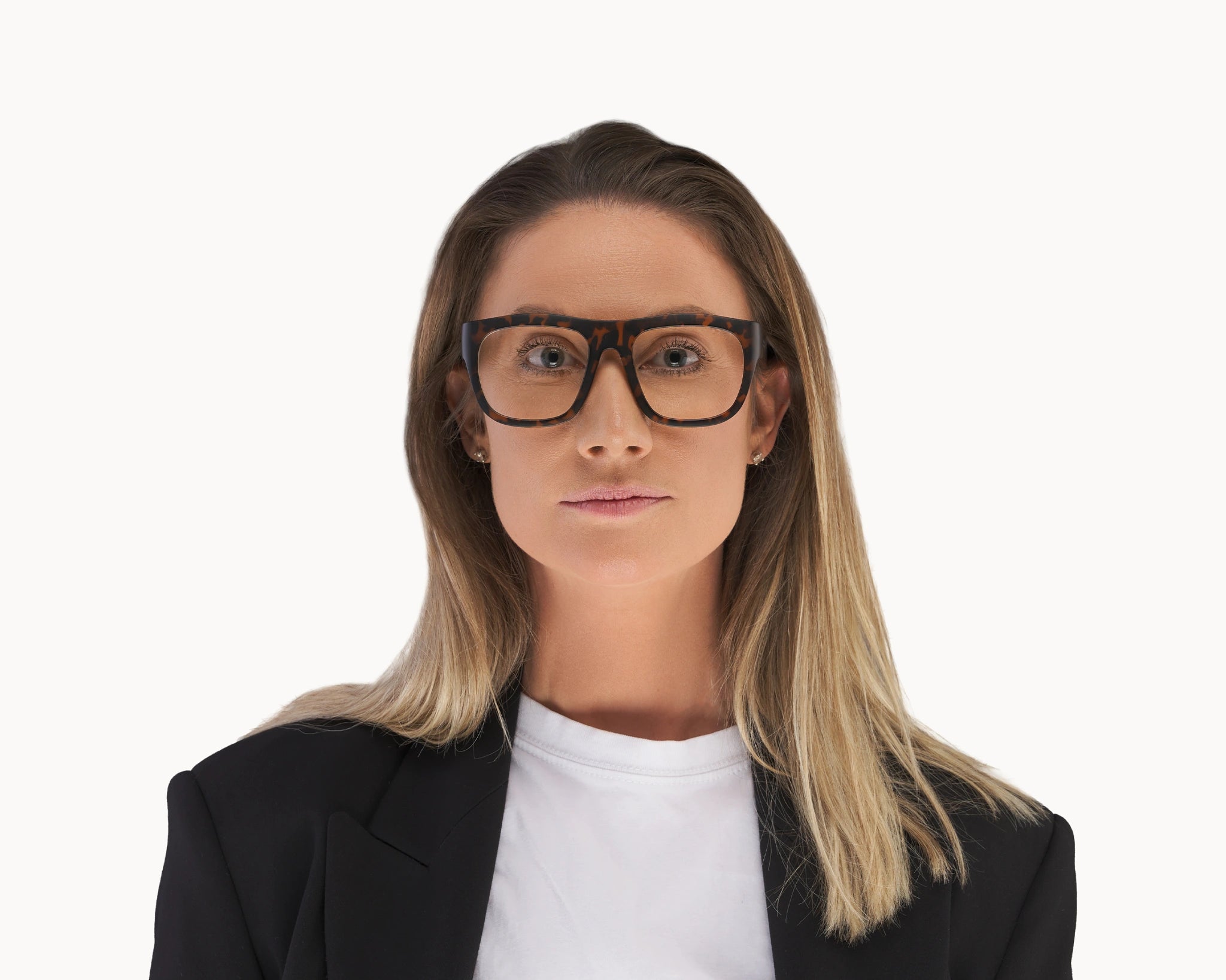 Kvinnelig modell med oversized Classic Ample bærekraftige tortoise briller fra VIDAR EYEWEAR.