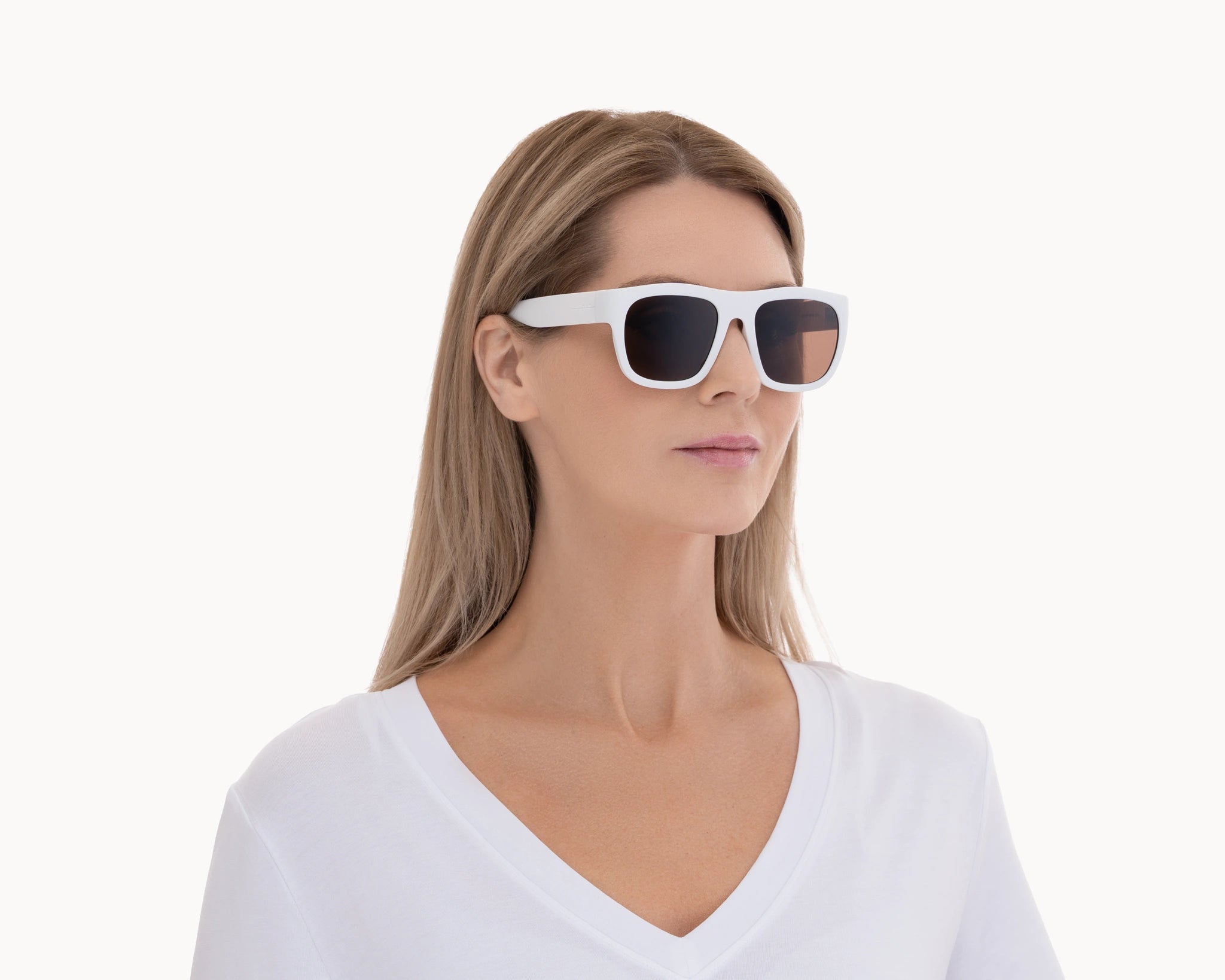 Kvinnelig modell med oversized Classic Ample bærekraftige hvite solbriller fra VIDAR EYEWEAR.