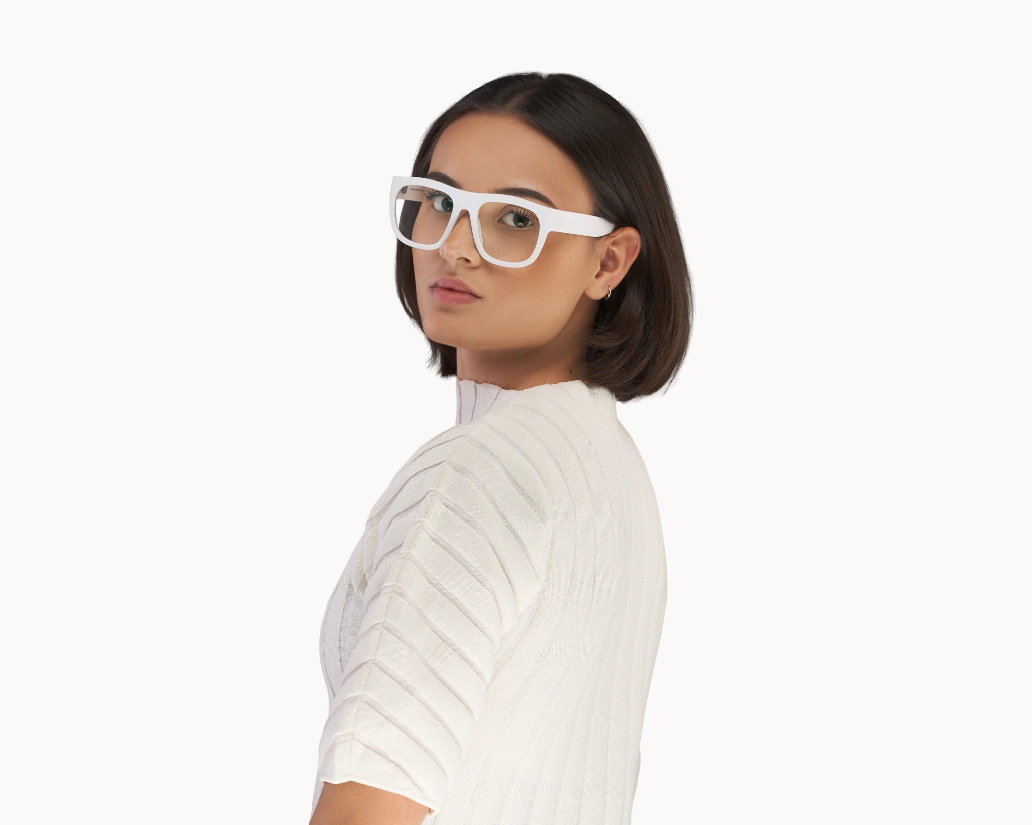 Kvinnelig modell med oversized Classic Ample bærekraftige hvite briller fra VIDAR EYEWEAR.