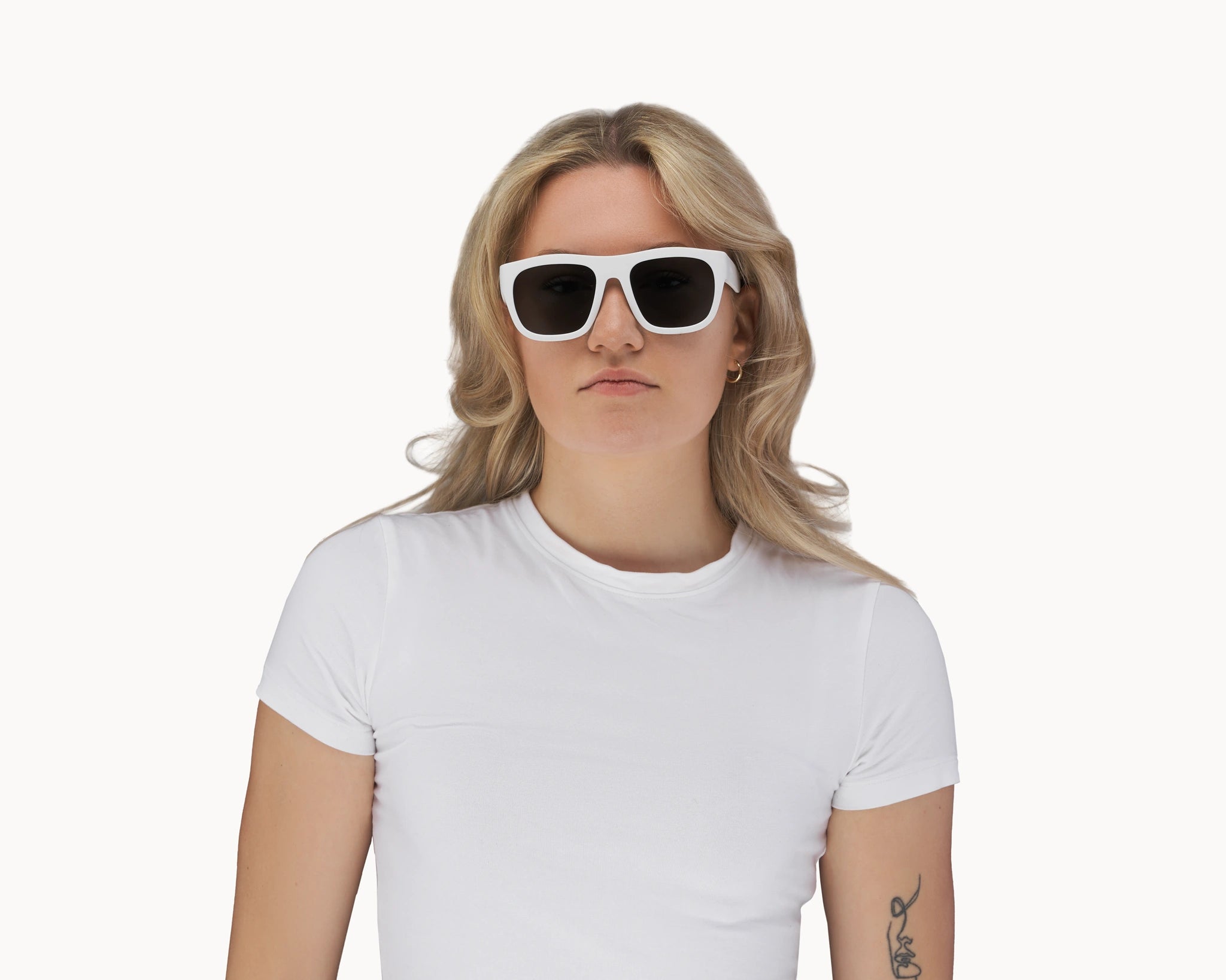 Kvinnelig modell med oversized Classic Ample bærekraftige hvite solbriller fra VIDAR EYEWEAR.