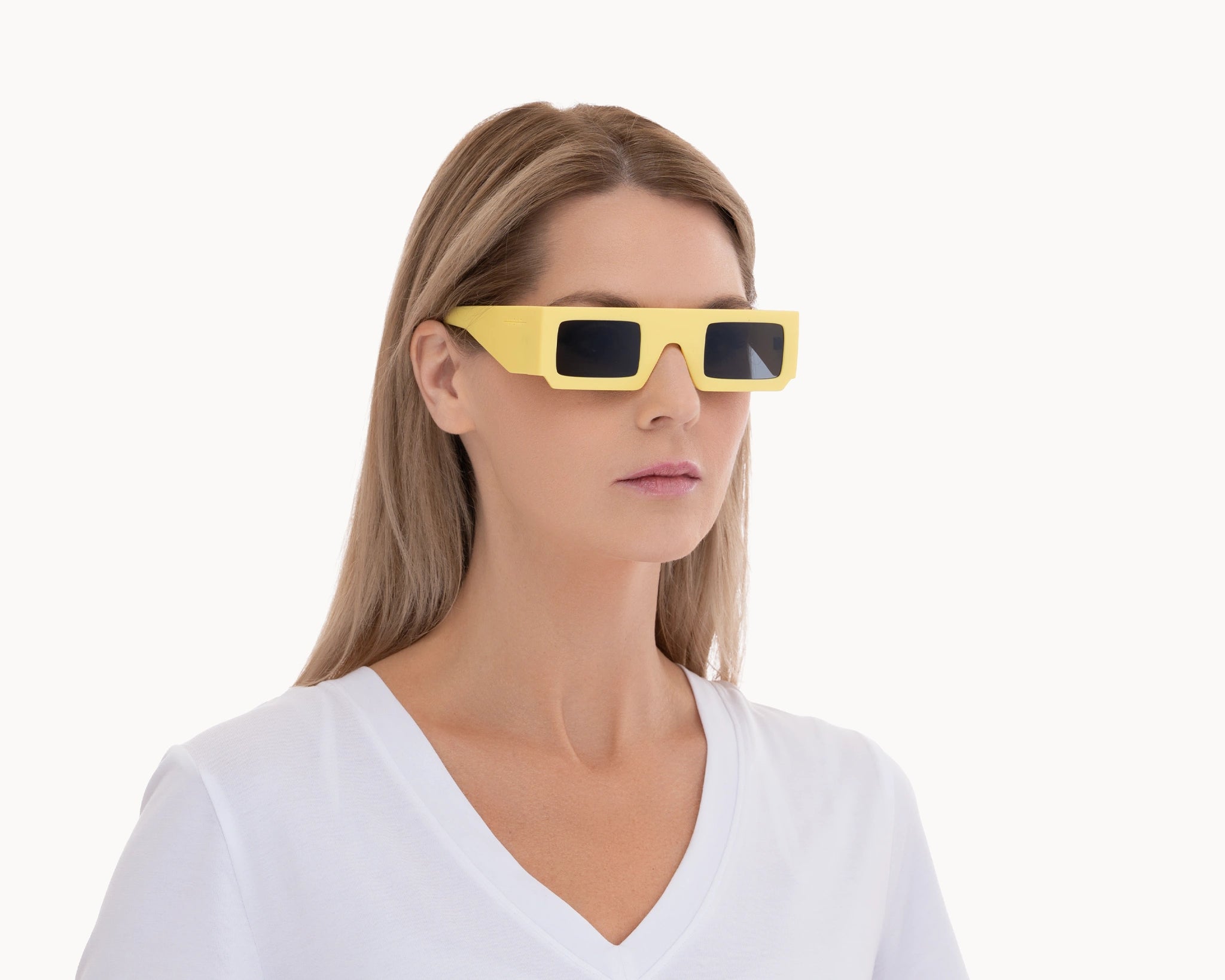 Kvinnelig modell med ikoniske 3D-inspirerte gule retro-solbriller fra VIDAR EYEWEAR.