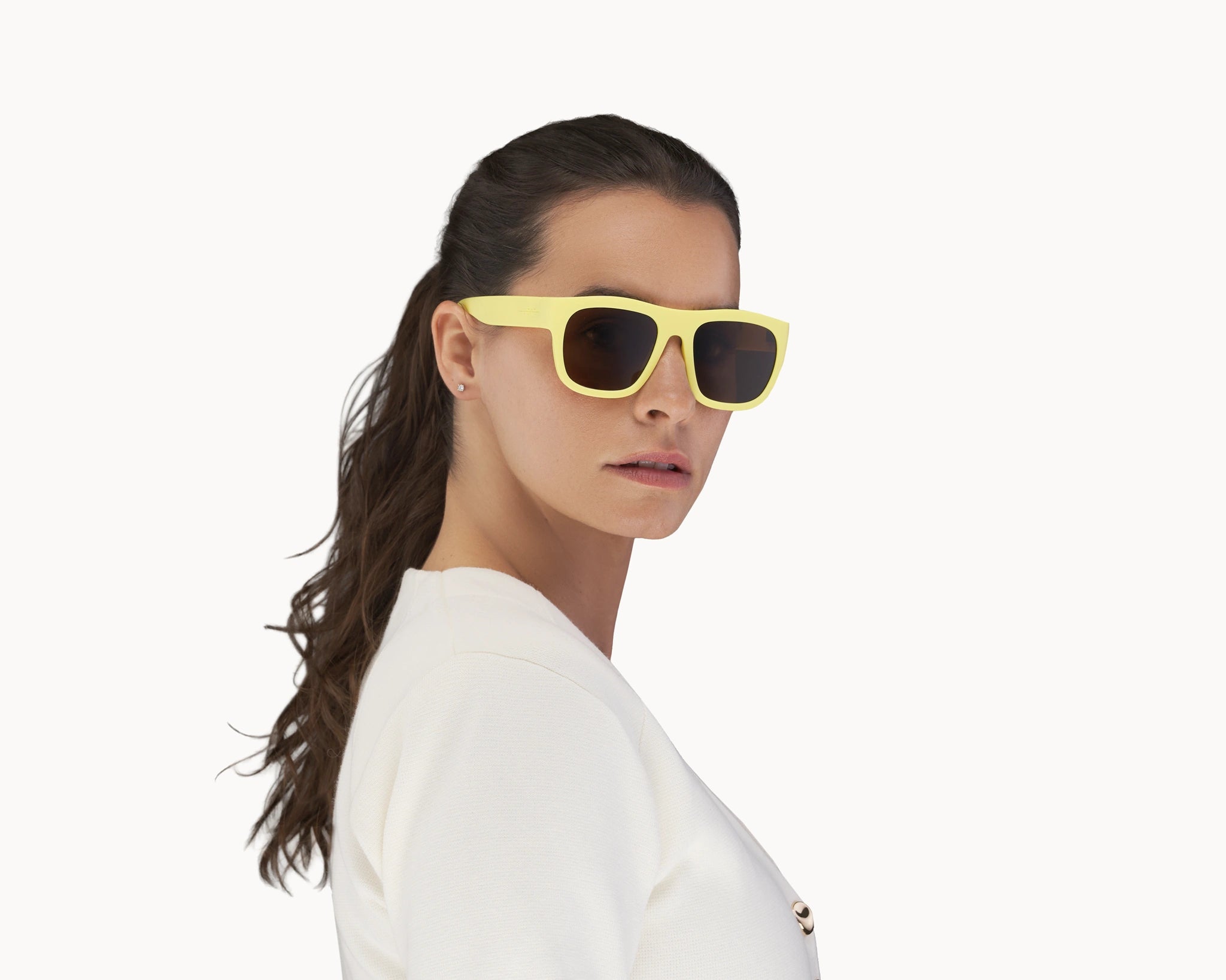 Kvinnelig modell med oversized Classic Ample bærekraftige gule solbriller fra VIDAR EYEWEAR.