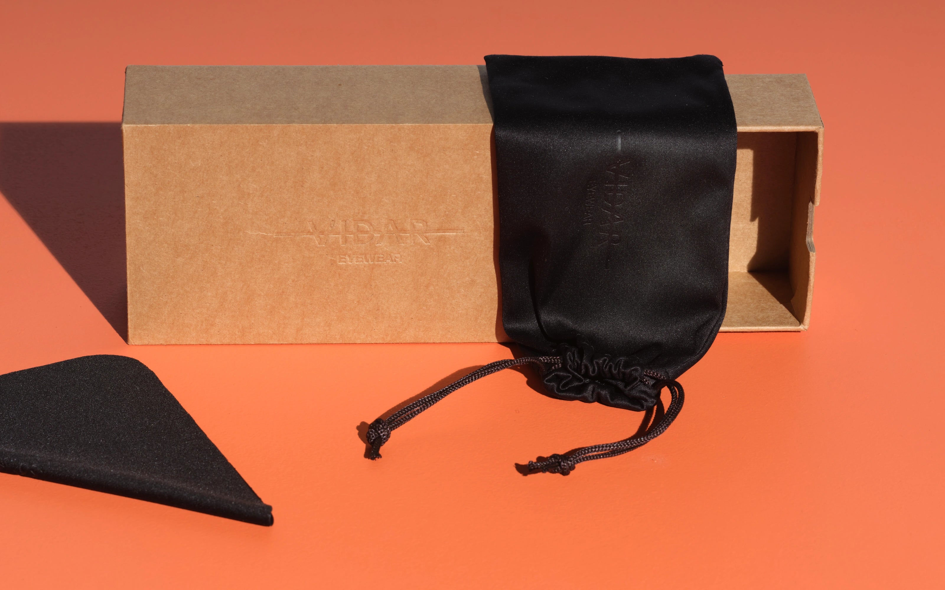 FSC-sertifisert eske med 100 % resirkulert PET-pose og pusseklut fra VIDAR EYEWEAR.