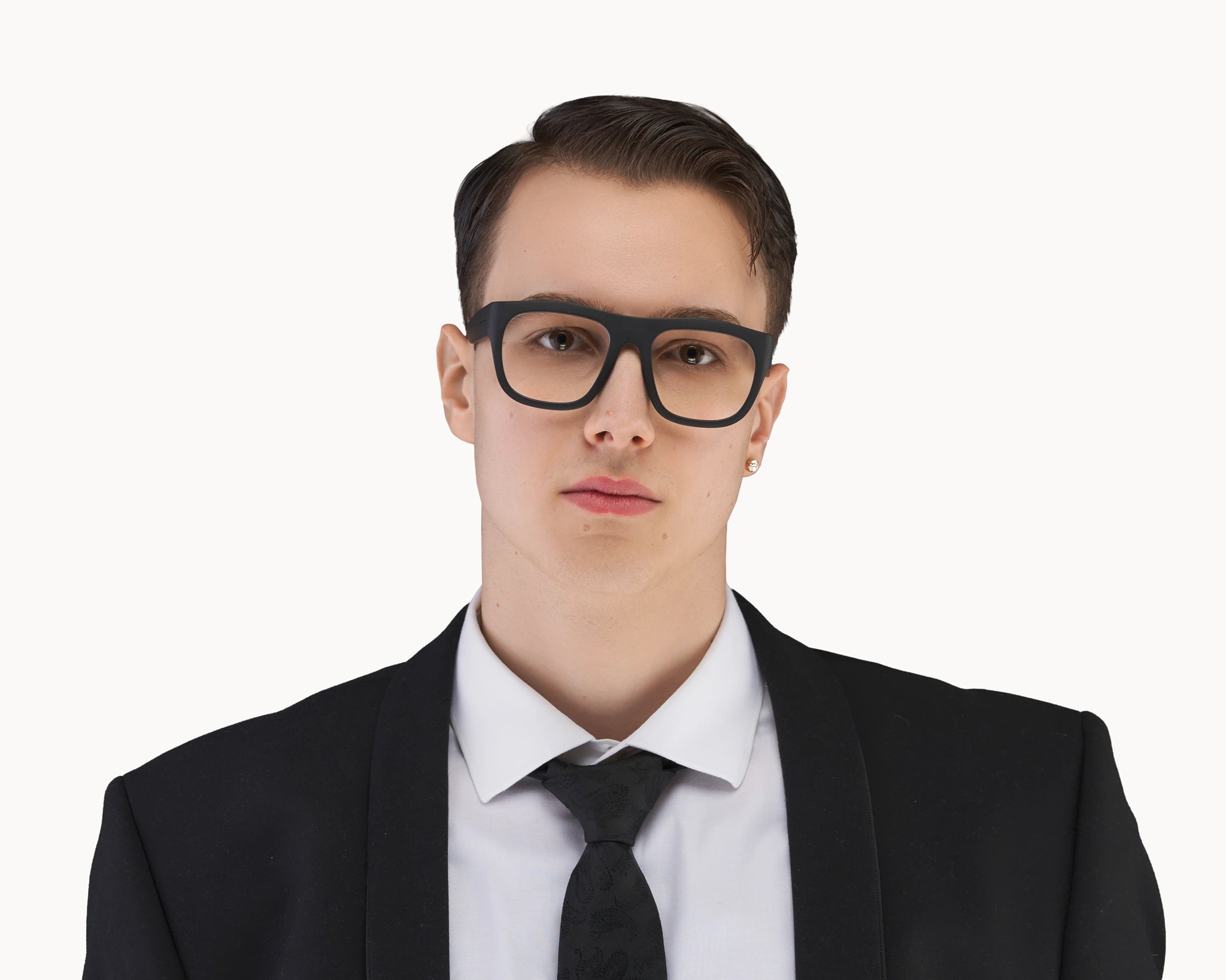 Mannlig modell med oversized Classic Ample bærekraftige sorte briller fra VIDAR EYEWEAR.