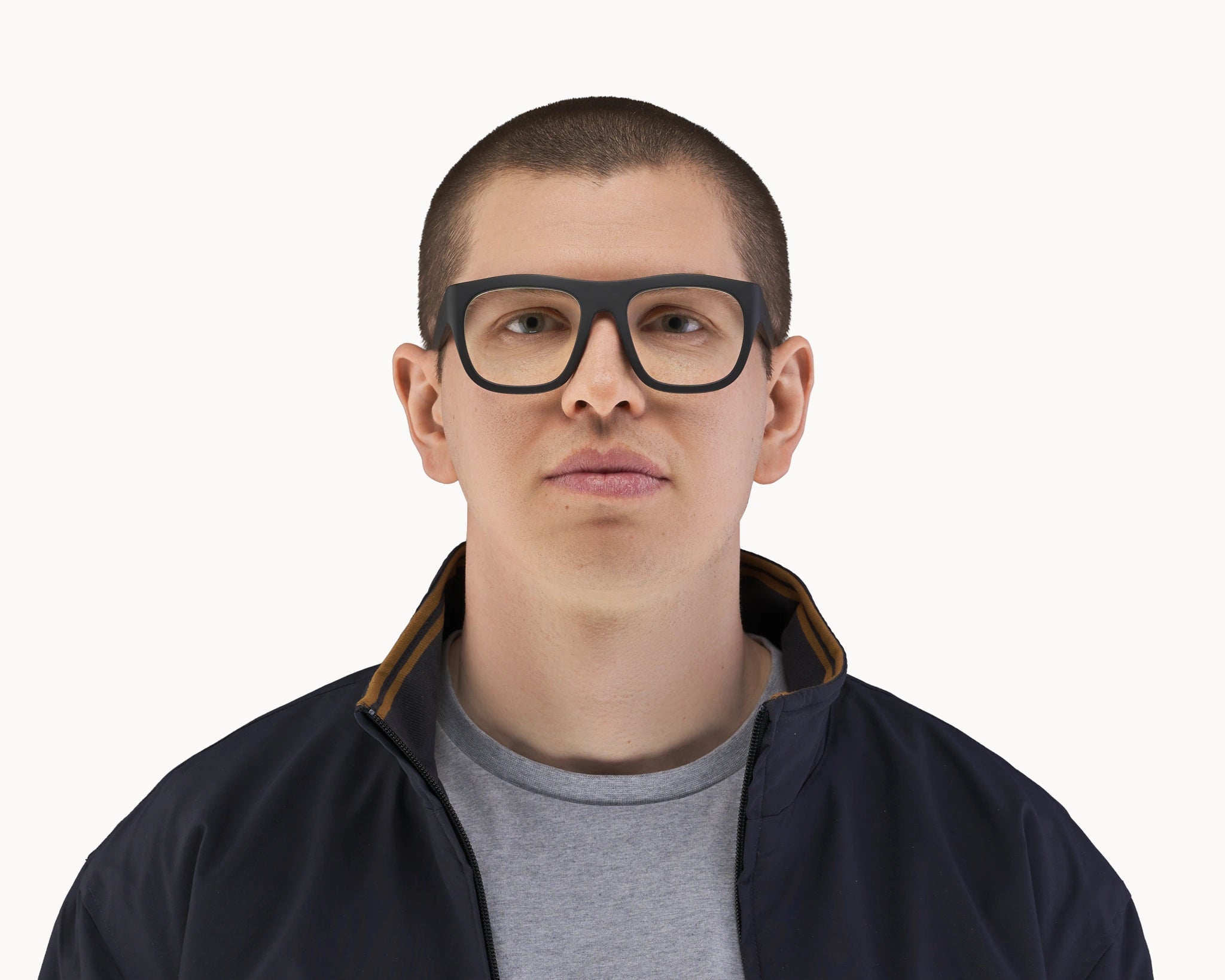 Mannlig modell med oversized Classic Ample bærekraftige sorte briller fra VIDAR EYEWEAR.